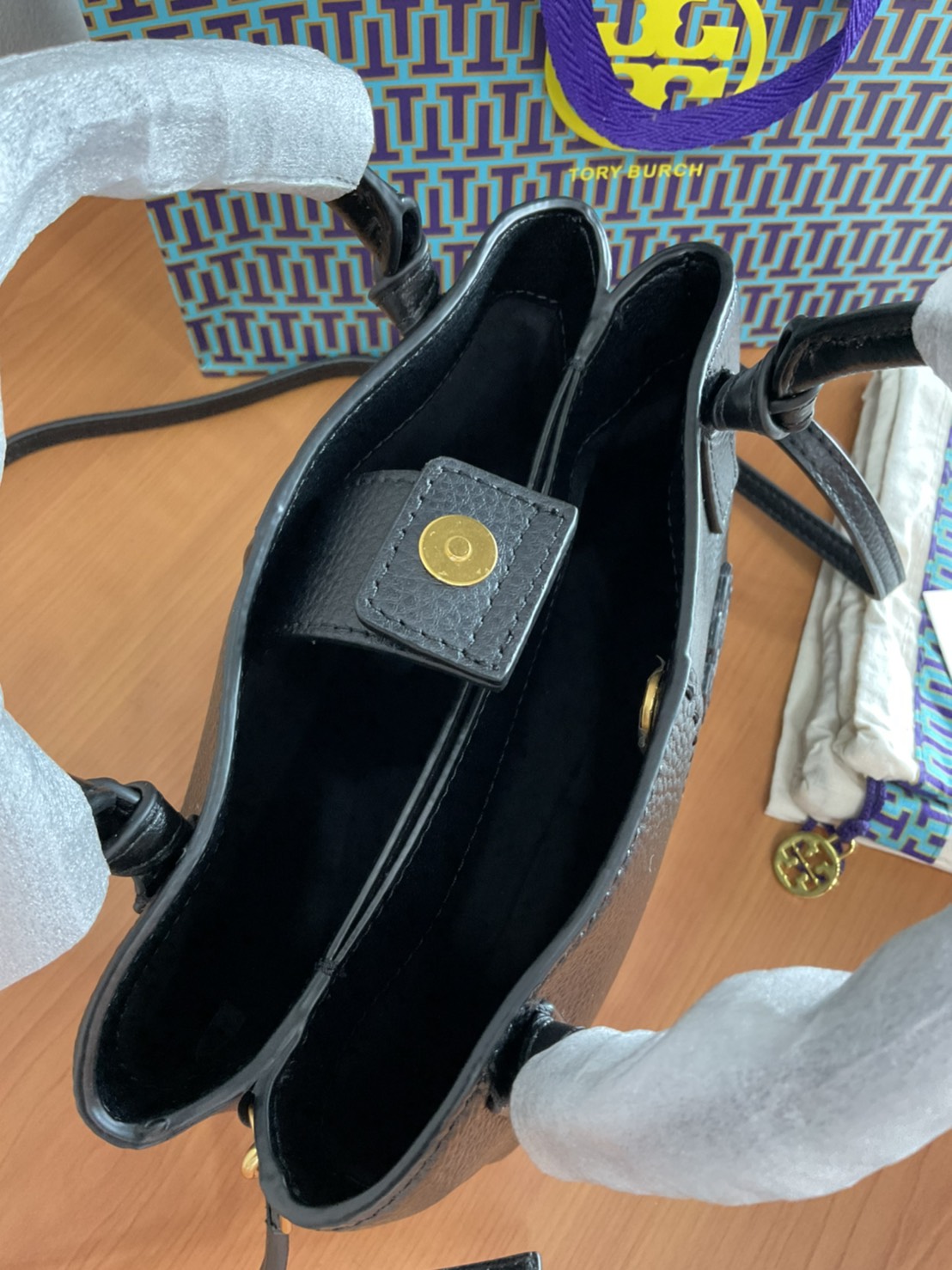 Tory Burch McGraw Mini Satchel กระเป๋าถือ/สะพาย Crossbody วัสดุหนังลูกวัวแท้ 100% ด้านหน้าประดับโลโก้หนัง ตัดเป็นรูปตัว T สัญลักษณ์แบรนด์ ตัวกระเป๋าเดินด้ายเล่นลายเพิ่มลูกเล่น เพื่อความเก๋!!