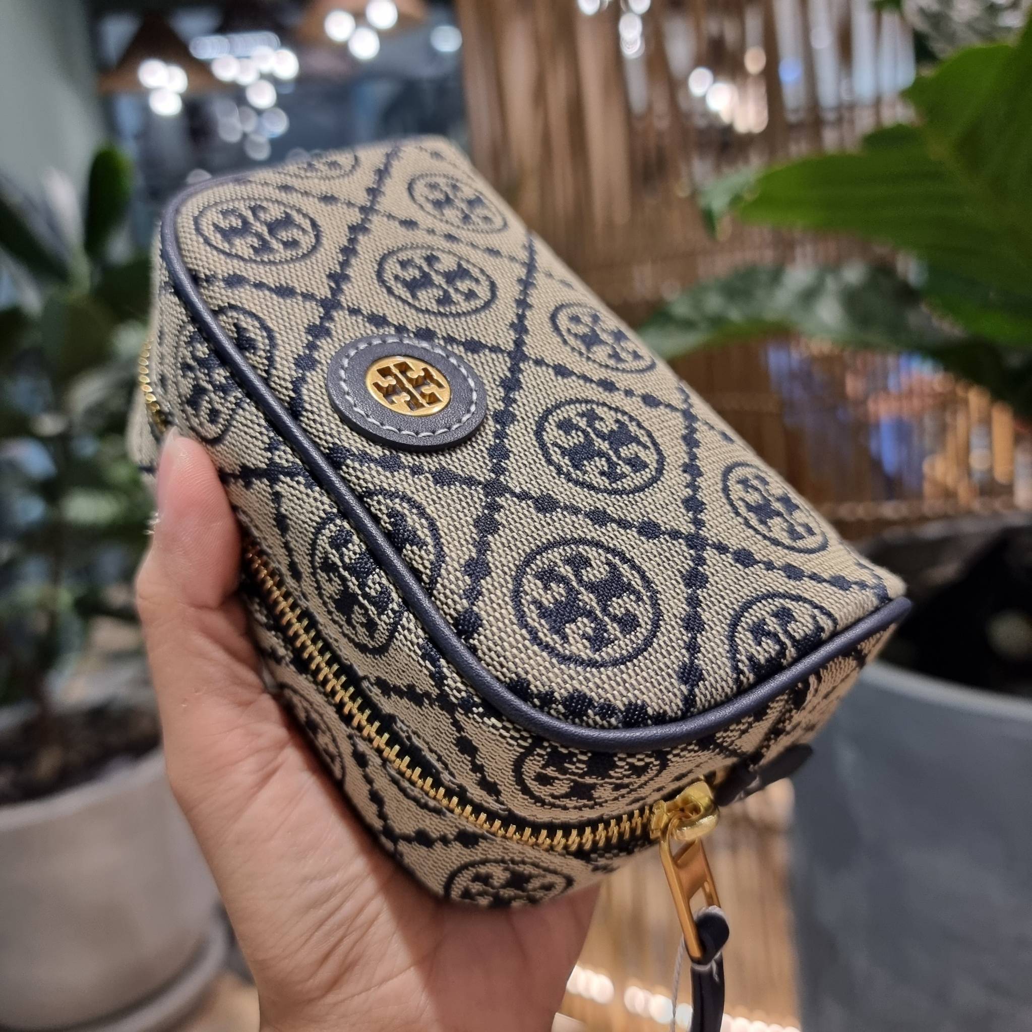 TORY BURCH T MONOGRAM JACQUARD MINI COSMETIC CASE ใหม่ล่าสุด กับกระเป๋าเอนกประสงค์ ที่ไม่ว่าจะไว้ใส่เครื่องสำอางค์ หรือจะไว้พกจำเป็นเช่น เงิน หรือกุญแจต่างๆ น้องใบนี้จัดให้ได้หมด สวยหรู ขนาดเหมาะมือ ถือแล้วขับผิว วัสดุผ้า jacquard รูดเปิด-ปิดด้วยซิป ภายใน