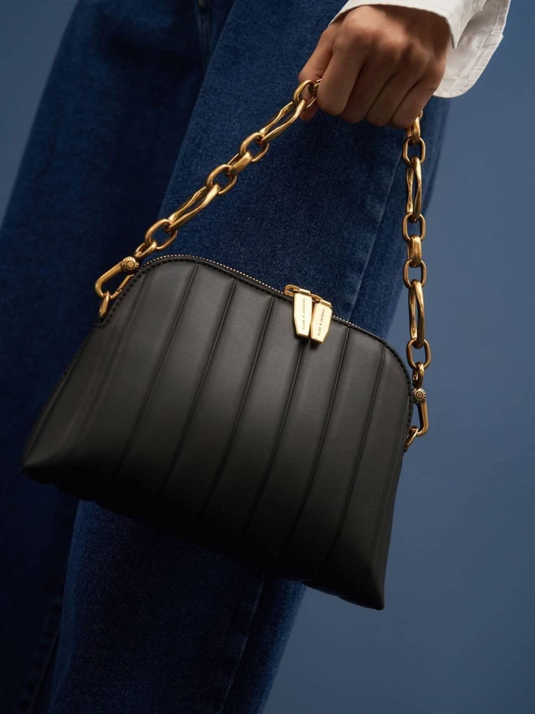 CHARLES & KEITH CHAIN HANDLE PANELLED CROSSBODY BAG กระเป๋าถือ/สะพายข้างทรงสวย วัสดุหนังเรียบแต่งดีไซน์ให้แปลกใหม่โดดเด่น โดยการปั๊มตัวกระเป๋า มีสายโซ่เพิ่มความสง่างามสามารถถือคล้องแขนหรือสะพายไหล่เก๋ๆได้ และยังมีสายสะพายยาวแบบหนังถอดและปรับสายได้อีก 1 เส