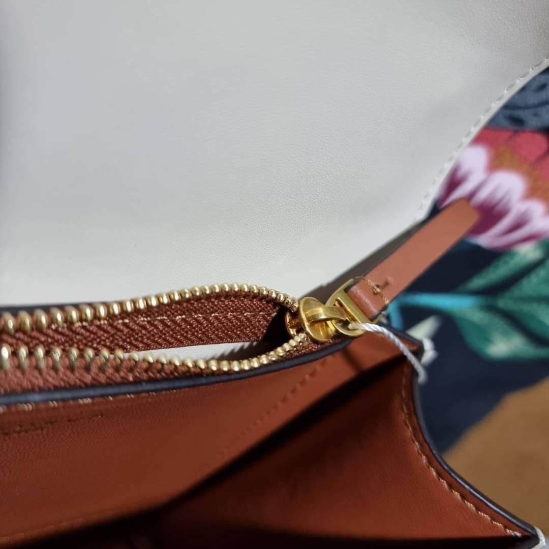 TORY BURCH ELEANOR SMALL CONVERTIBLE SHOULDER BAG ฮอตไอเท็ม รุ่นนี้ขายดีขายหมด สวยหรู คุณหนู ผู้ดี!! หายากมากแล้วน้า กระเป๋าสะพายข้าง ดีไซน์อยู่ทรง ขนาดกำลังสะดวกใช้สำหรับสาว วัสดุหนังแท้เต็มใบ สีทูโทน เปิด-ปิดด้วยแถบแม่เหล็ก ภายในแบ่งสัดส่วนได้เป็นอย่างด