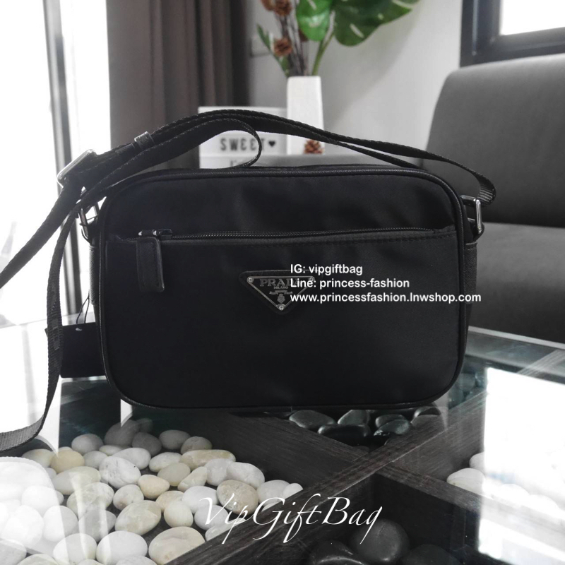 กระเป๋าสะพายข้าง จากแบรนด์ Prada วัสดุทำจากผ้าNylon อย่างหน้า อยู่ทรงสวยเลยคะ ขนาดกะทัดรัด ใส่มือถือ กระเป๋าตังยาว ได้เหลือๆคะ ด้านหน้ามีช่องซิปแยกให้คะ ด้านในบุผ้าลายแบรนด์อย่างดี มีป้ายโลหะแบรนด์ พร้อมช่องใส่ของแยกอีกด้วยคะ อะไหล่เงินทั้งใบ รุ่นนี้แม่ค้