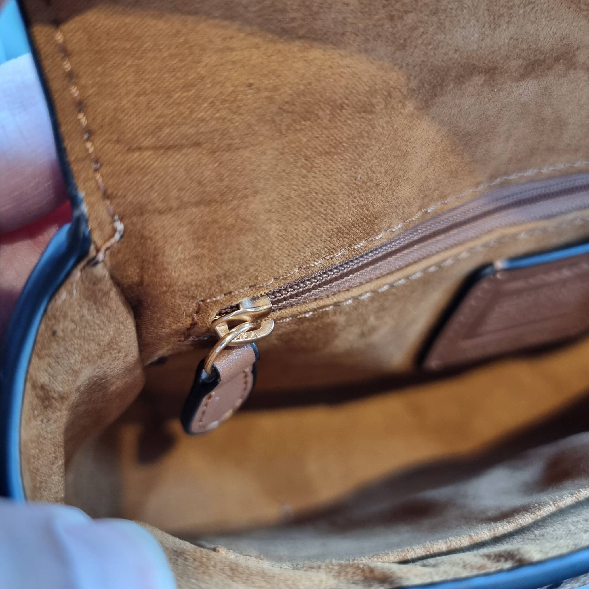 OUTLET 】COACH C5645 MARLIE TOP HANDLE SATCHEL IN SIGNATURE CANVAS WITH QUILTING ดีไซน์ใหม่ กระเป๋าถือ/สะพายข้าง ออกแบบมาไม่เหมือนใคร โดดเด่นด้วยการเย็บบุหนัง โชว์ดีเทลลายเส้น ตกแต่งโลโก้ด้านข้างอะไหล่ทอง วัสดุหนังแคนวาสสลับหนังแท้ เปิด-ปิดด้วยตัวล็อคแน่นห