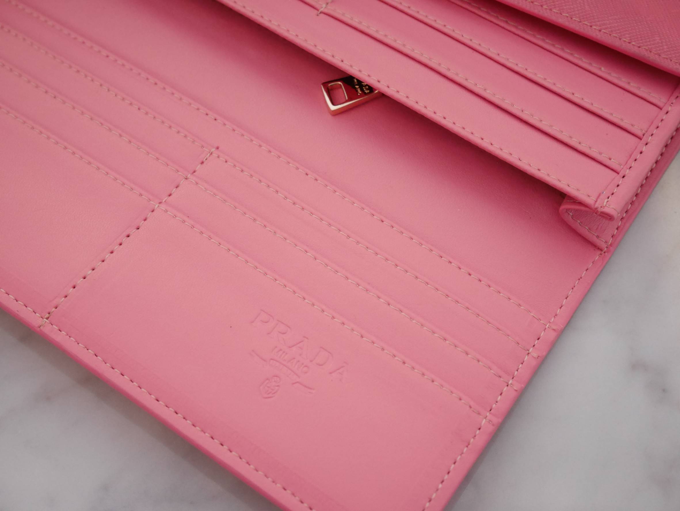 พิเศษ อุปกรณ์ครบset ค้า Best Seller~~ กระเป๋าสตางค์ยาว **ทรงหรู จากงานพรีเมี่ยมกิ้ฟ จากเคาเตอร์ต่างประเทศ จากแบรนด์ PRADA ลายหนัง saffiano ของแท้ 100% มีช่องใส่บัตร ถึง 12 ช่อง และช่องซิปใส่ของจุกจิกได้ น้ำหนักเบา จับถนัดมือ ขนาดกำลังดีคะ ถือแล้วดูดี อะไห