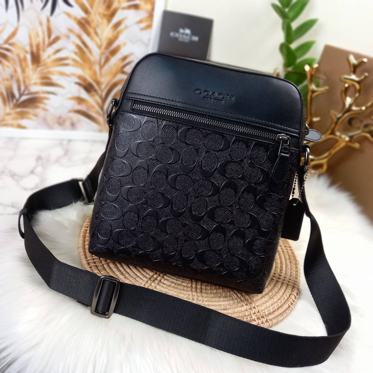 COACH HOUSTON FLIGHT BAG IN SIGNATURE LEATHER (COACH F73338) กระเป๋าสะพาย ลวดลาย C นูน SIGNATURE ที่ดูโดดเด่นมาก// วัสดุหนังแท้ทั้งใบ อยู่ทรงสวย// ด้านในโล่งกว้าง จุของได้เยอะ ด้านหน้ามีอีกช่องซิบไว้เก็บของสำคัญได้อย่างเป็นสัดส่วน ลงตัว เปิด-ปิด ด้วยซิบ/ 