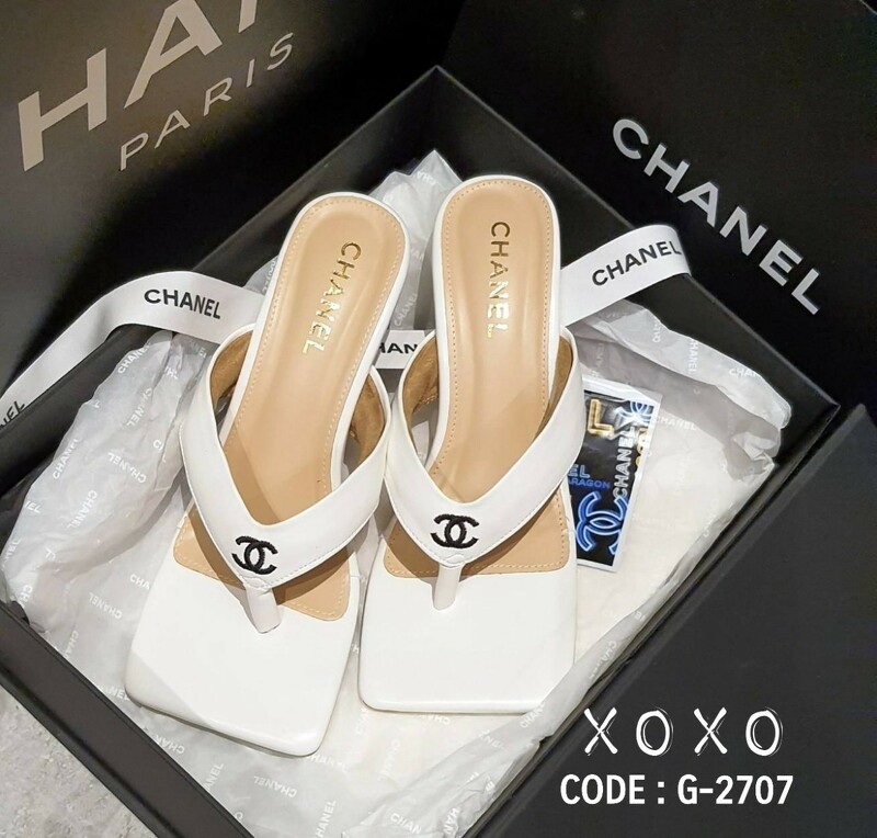 CHANEL งามสวม สวย หรู่ แตะหนีบ นุ่มใส่สบาย ไม่สูงมาก กำลังใส่สบาย ด้านหน้าปัก โลโก้แบรนด์ แมทส์ชุดง่าย น้ำหนักเบา