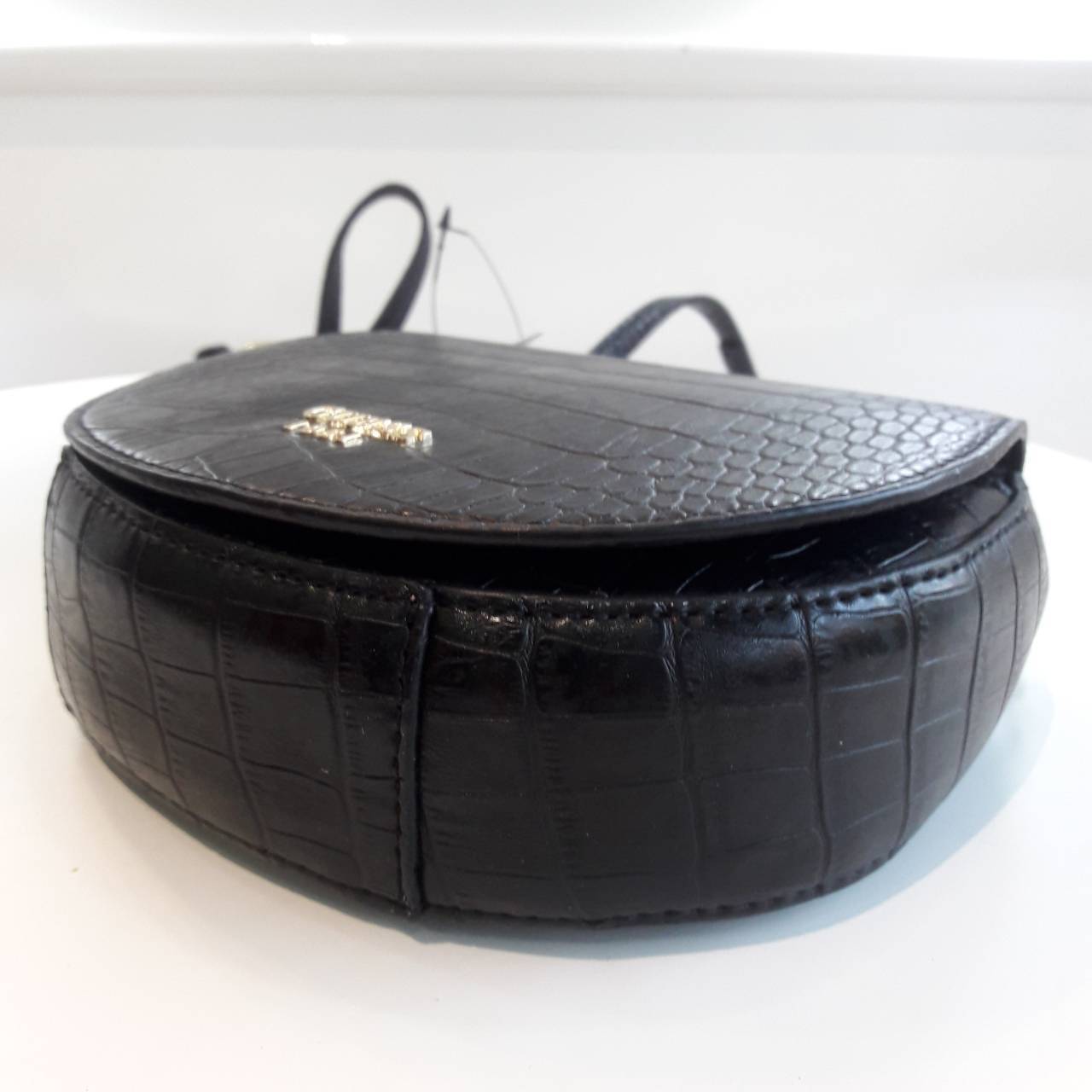 Guess croc crossbody bag กระเป๋าสะพานดีไซน์เก๋ ทรงน่ารัก ฝาพับโค้งดีไซน์สวย ด้านหนังปั๊มลาย croc ประดับ logo brand สีทอง เปิดปิดด้วยกระดุม มีช่องเล็กลับใส่บัตรได้ ช่องใหญ่บุผ้า ลายแบรนด์ มีช่องใส่ของแยก ใส่มือถือได้ทุกรุ่น มาพร้อม สายยาวโซ่ต่อหนัง ใบนี้เห