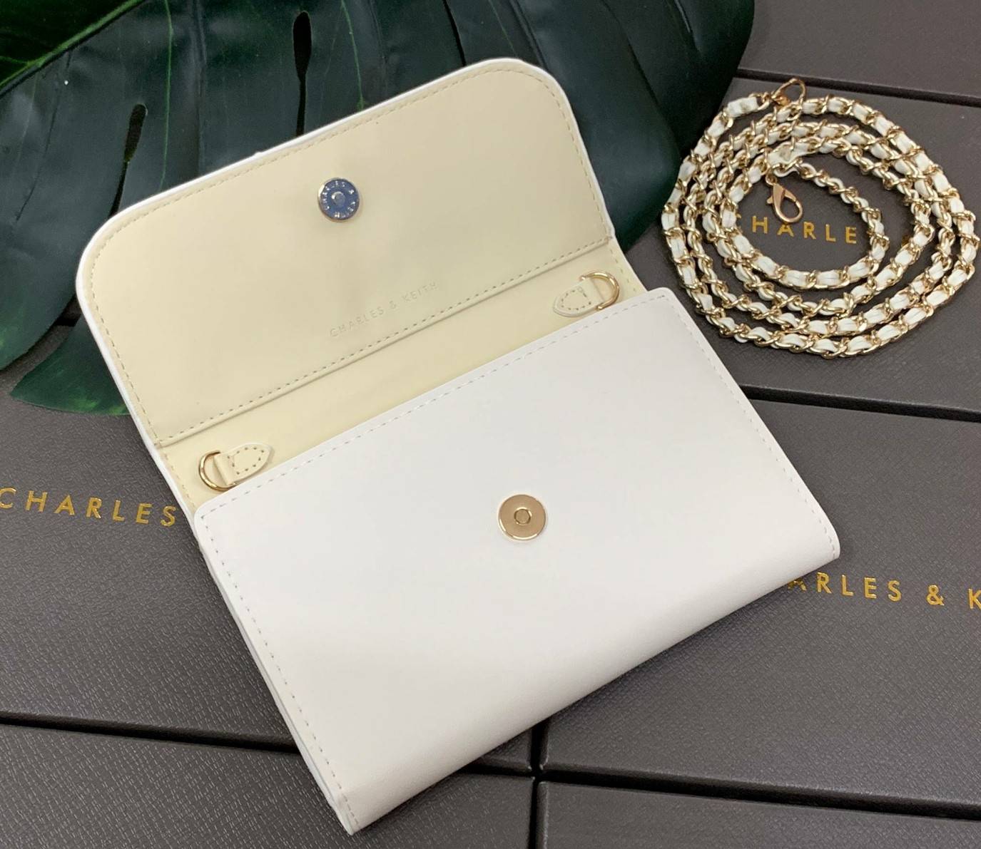 CHARLES & KEITH BAG กลับมาอีกครั้ง รุ่นขายดีค่ะ...กระเป๋าสตางค์มีสายสำหรับสะพายข้างหรือแบบครอสบอดี้ร์ได้ค่ะ วัสดุหนังเรียบ ด้านหน้ามีอะไหล่โลโก้แบรนด์ เปิดปิดกระเป๋าแบบกระดุมแม่เหล็ก ภายในมีช่องใส่ธนบัตร สามารถใส่แบงค์พันได้ค่ะ มีช่องใส่บัตรต่างๆ ช่องซิปส