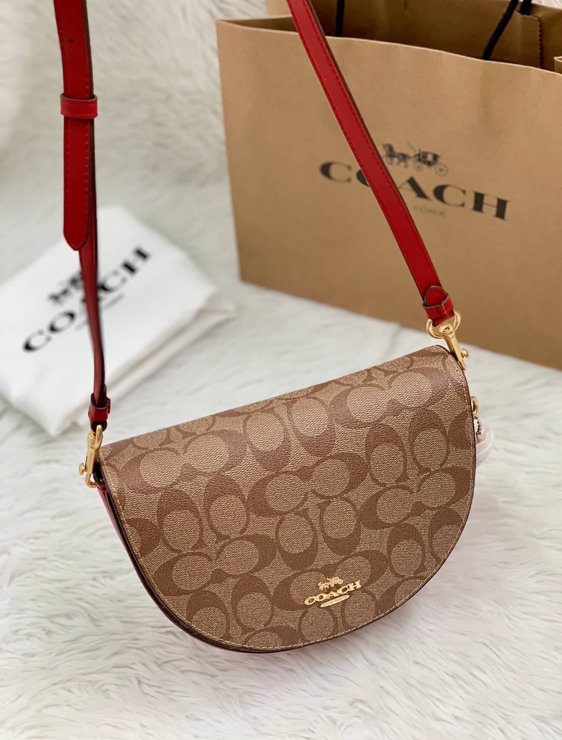 พร้อมส่งที่ไทยครบทั้ง6สีค่ะ 😘 Coach Ellen Crossbody In Signature ((C1432)) กระเป๋าทรงฮาฟมูนรูปทรงคลาสสิก ออกแบบให้มีลักษณะโค้งมน ไม่ดูเป็นทรงแข็งจนเกินไป ดีไซน์และสีของกระเป๋ายังเรียบง่าย เข้าได้กับทุกชุด สะพายครอสบอดี้ร์//สะพายข้าง หรือถือแบบคลัท