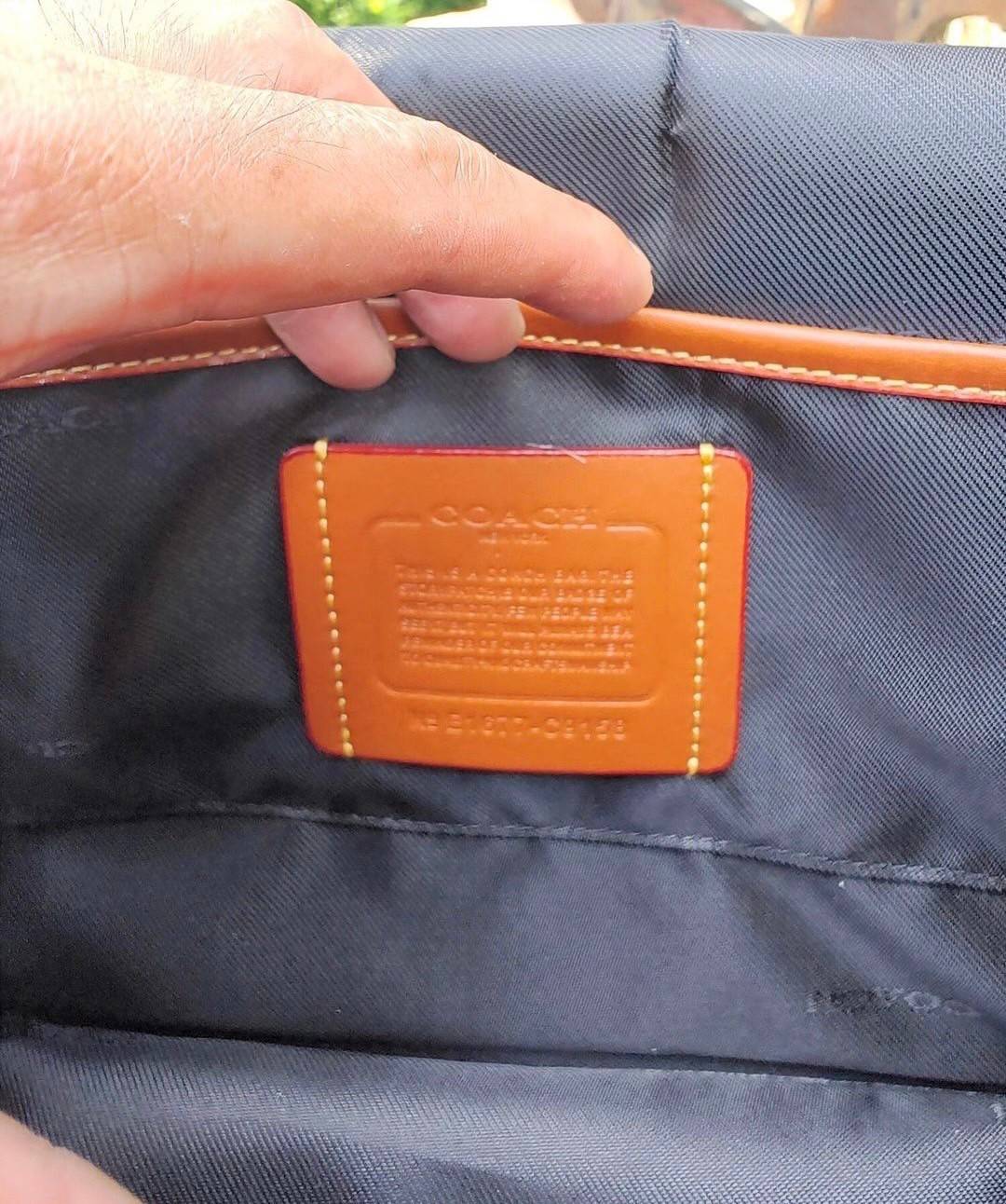 Coach C9158 League Messenger Bag Crossbody Sling Bag ใหม่ล่าสุด คอลที่หนุ่มๆก็ต้องใจละลายไม่แพ้สาวๆ กับกระเป๋าสะพายทรงแมสเซนเจอร์ ดีไซน์ทรงคลาสสิคใช้งานง่าย ดีเทลน้อยแต่มาก!! ดูดีดูแพงเกินเบอร์ไปเลย ภายในเป็นช่องโล่ง มีช่องแยก แบ่งสัดส่วนได้ดีมากๆ มาพร้อม