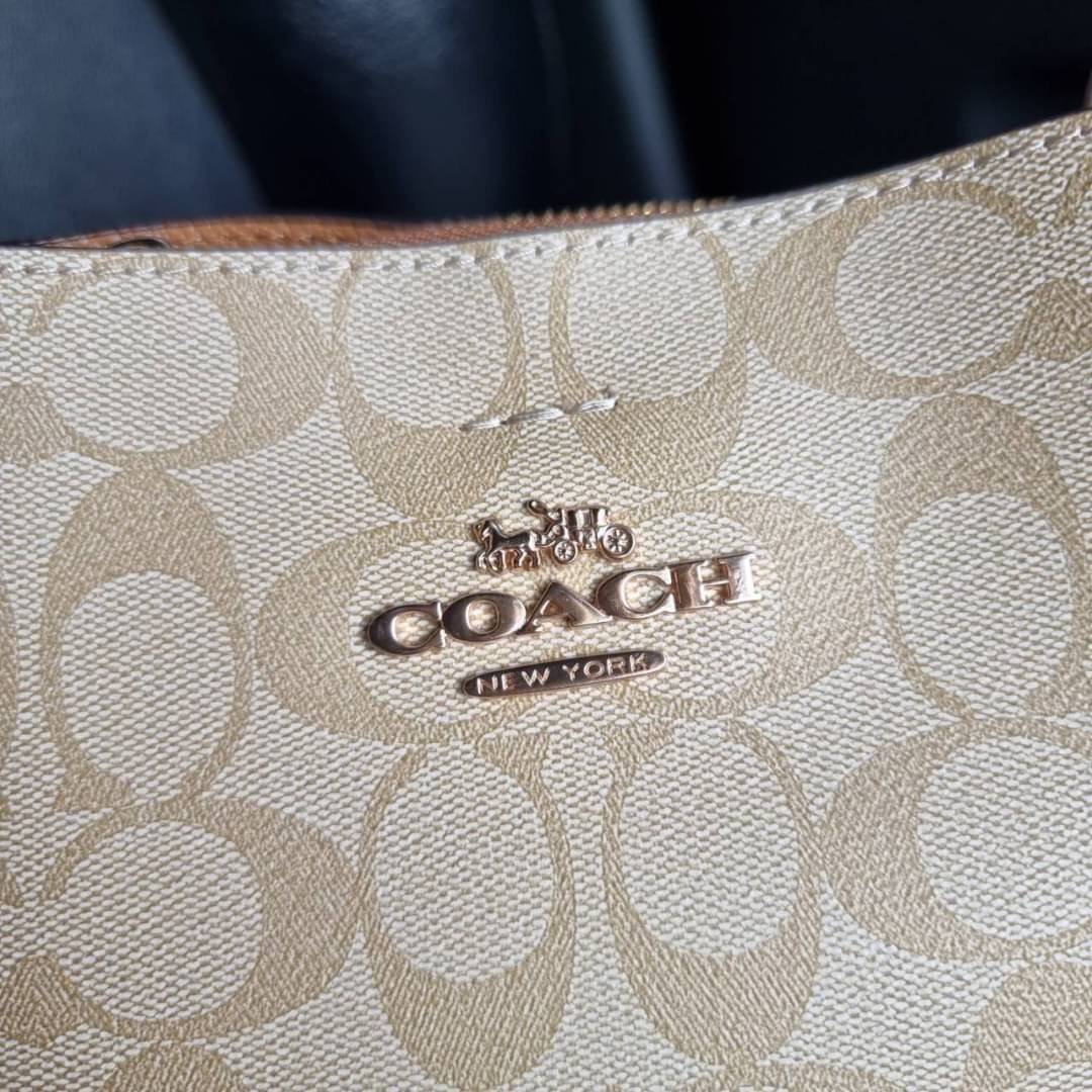 COACH 2312 SMALL TOWN BUCKET BAG IN SIGNATURE CANVAS รุ่นยอดนิยมใบเล็กมาครบสีแล้วจ้า กระเป๋าทรงบัคเก็ต สีผู้ดี๊ผู้ดี ตัวกระเป๋าดีไซน์คลาสสิคลายซี ดูโดดเด่น วัสดุหนังแคนวาสเคลือบลาย สวยคมทุกมุมจริงๆ!! เปิด-ปิดด้วยกระดุมแม่เหล็กทั้ง 2 ฝั่ง ภายในเป็นช่องโล่ง