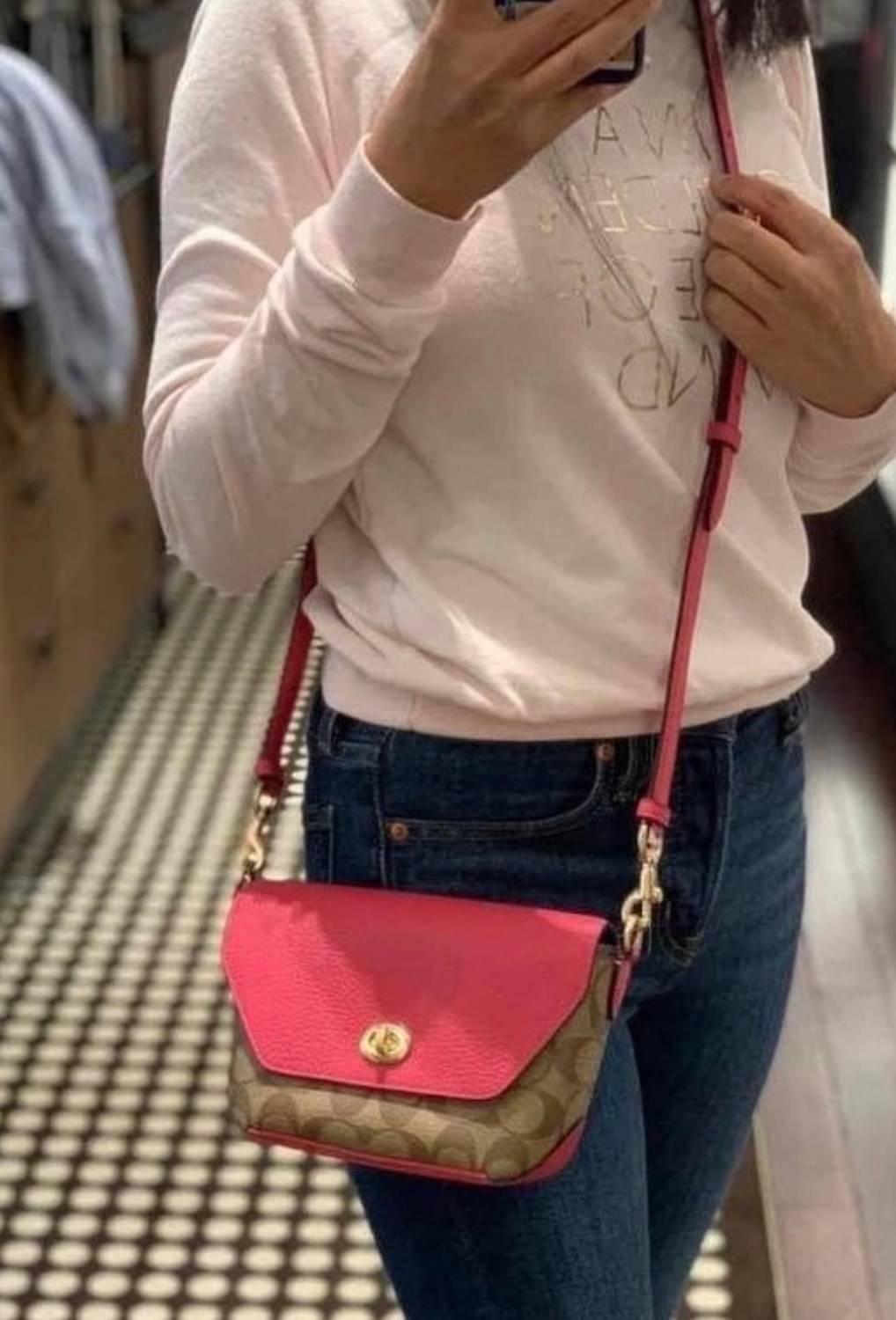 คอลเลคชั่นใหม่ ทั้งสวยทั้งคุณภาพค่ะ😘 COACH KARLEE CROSSBODY BAG 💐พร้อมส่ง ได้ไปไม่ผิดหวังแน่นอนค่ะ! สวยๆแบบคนดังระดับโลกกันค่าา กระเป๋าสะพายแบบครอสบอดี้ร์ หนังแท้นิ่มสวยงามมากๆค่ะ รูปทรงน่ารักกระทัดรัด เปิดปิดกระเป๋าแบบหมุนล็อค ภายในสามารถ