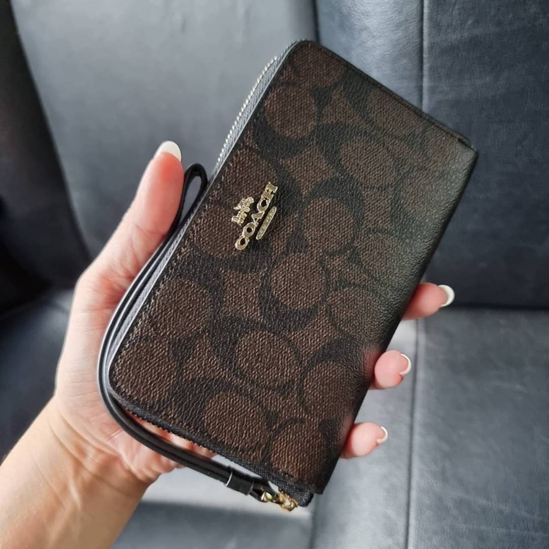 COACH F57468 PHONE WALLET IN SIGNATURE COATED CANVAS กระเป๋าสตางค์ถนอมมือถือ!! 2IN1 สุดๆ ใส่โทรศัพท์ ใส่เงิน ใส่บัตร ครบถ้วน!! จบในใบเดียวจ้า ขนาดกำลังเหมาะมือ วัสดุหนังแคนวาสเคลือบลาย คุณภาพดี สาวๆมีไว้ติดตัวสักใบ ไม่ผิดหวังจ้า