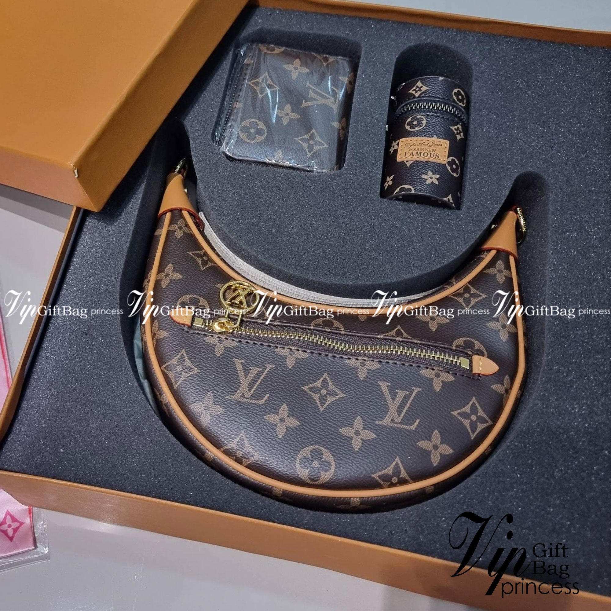 LV loop bag New in!! กับ box set ชวนสะสม ที่จับเอารุ่นยอดฮิต มามิกซ์รวมกับไอเท็มสุดคุ้มของมันต้องมี!! จัดเรียงให้อยู่ในกล่องสุดหรู ไม่ว่าจะตัวกระเป๋า กระเป๋าสตางค์ กระเป๋าจิ๋ว ใบไหนๆก็นำมาใช้งานได้จริง คุ้มค่ามากๆ แถมฟรี! ริบบิ้นลายลิมิเต็ด รวมรวบไว้ให้ได