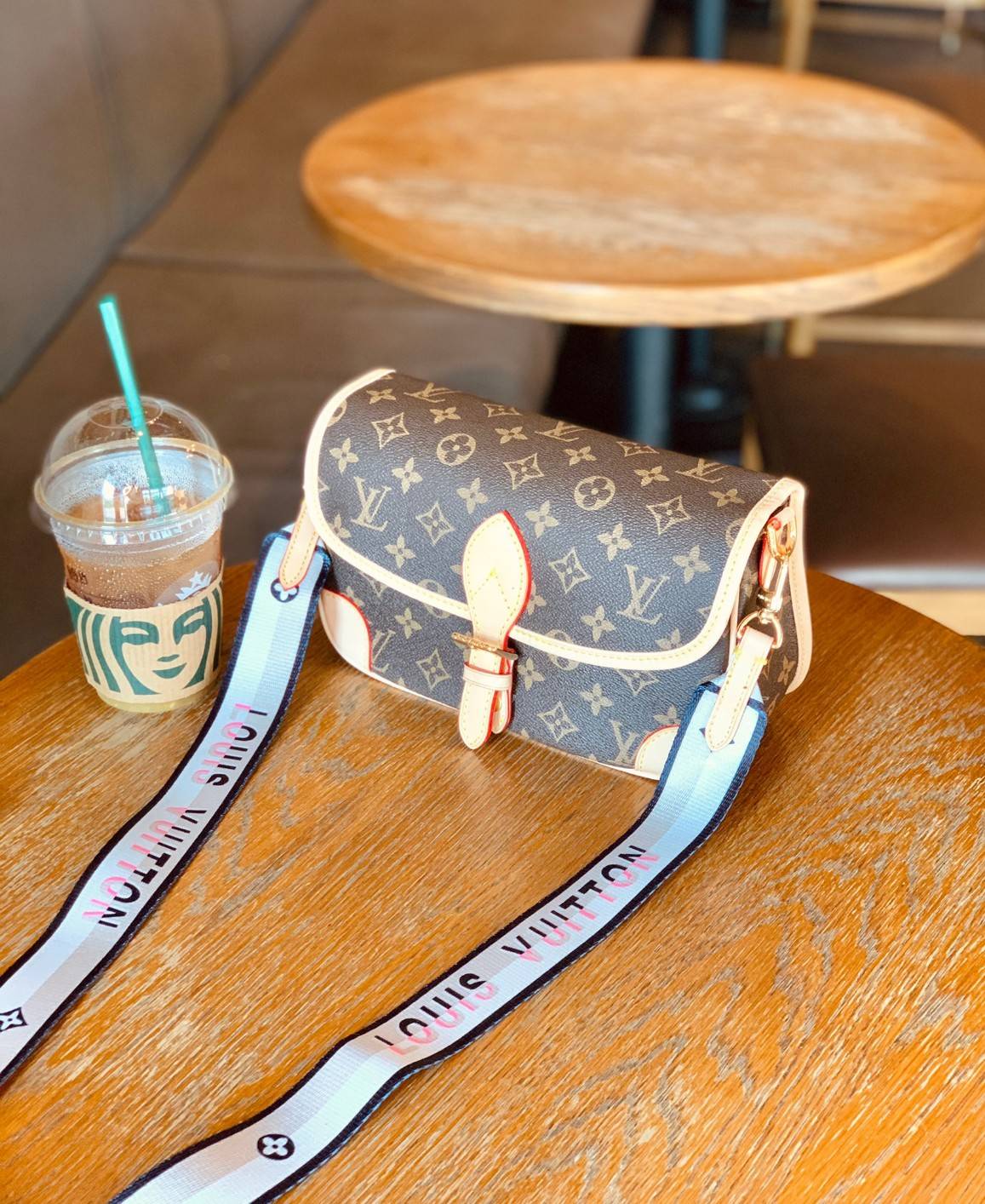 LOUIS VUITTON DIANE MONOGRAM พร้อมส่ง สุดคุ้ม! กับกระเป๋าLV พรีเมี่ยมกิฟ ตปท. หนังแท้ นิ่ม ทรงสวยมากๆค่ะ ((พื้นผิวหนังเป็นการขัดตามธรรมชาติจะมีรอยดำๆตรงขอบหนังนะคะ)) รุ่นนี้มาในลุคสวย หรู ดูชิล เพราะไม่ว่าลุคไหนๆก็เอาจริงๆจ้า! เปิดปิดกระเป๋าแบบกระดุมแม่เห