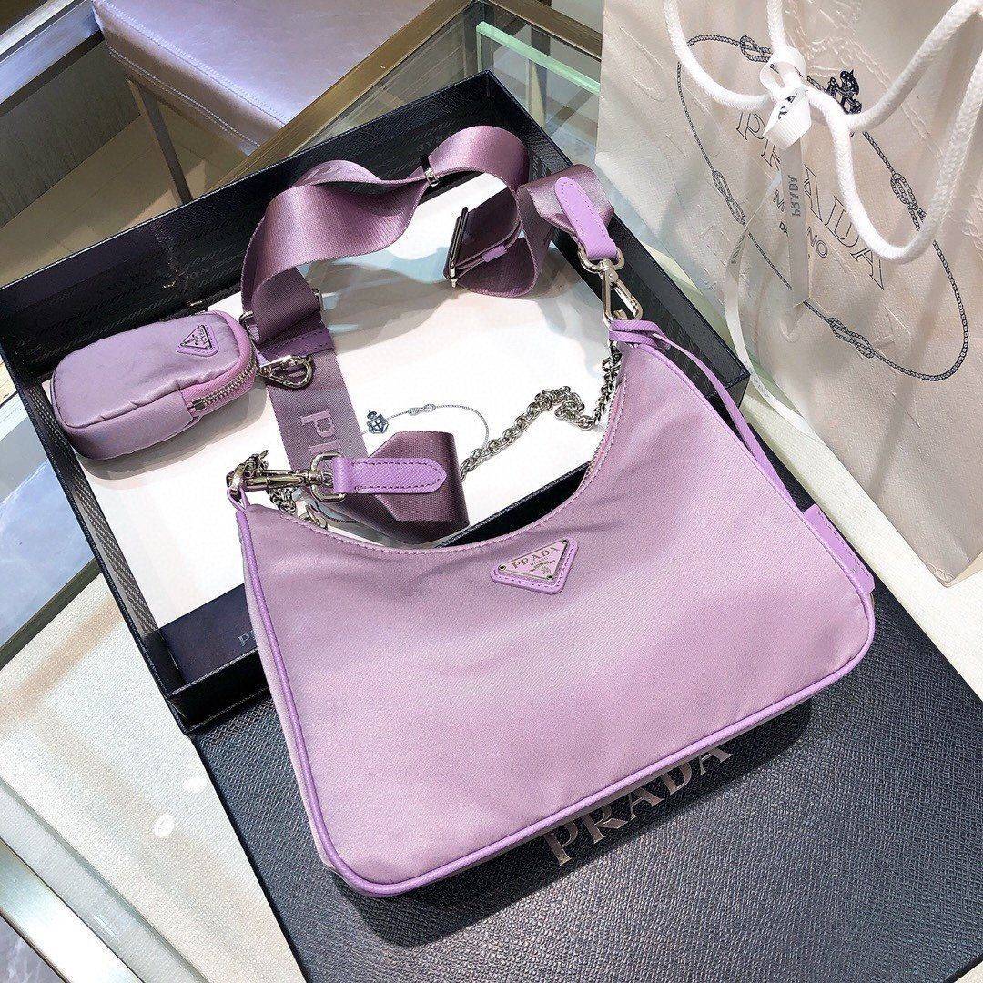 VIP 🥂 PRADA RE-EDITION 2005 RE-NYLON SHOULDER BAG ไอเท็มสุดปัง ที่ฮิตตลอดกาลไม่ว่าจะปีไหนๆ จัดให้ครบทั้งสีขายดีและสีใหม่ล่าสุด ที่สายคุณหนูห้ามพลาด!! กับกระเป๋าสะพายทรงคลาสสิค เหมาะเป็น everyday bag มากๆ วัสดุผ้าไนล่อนคุณภาพ พร้อมใบลูก ไว้ใส่เหรีย