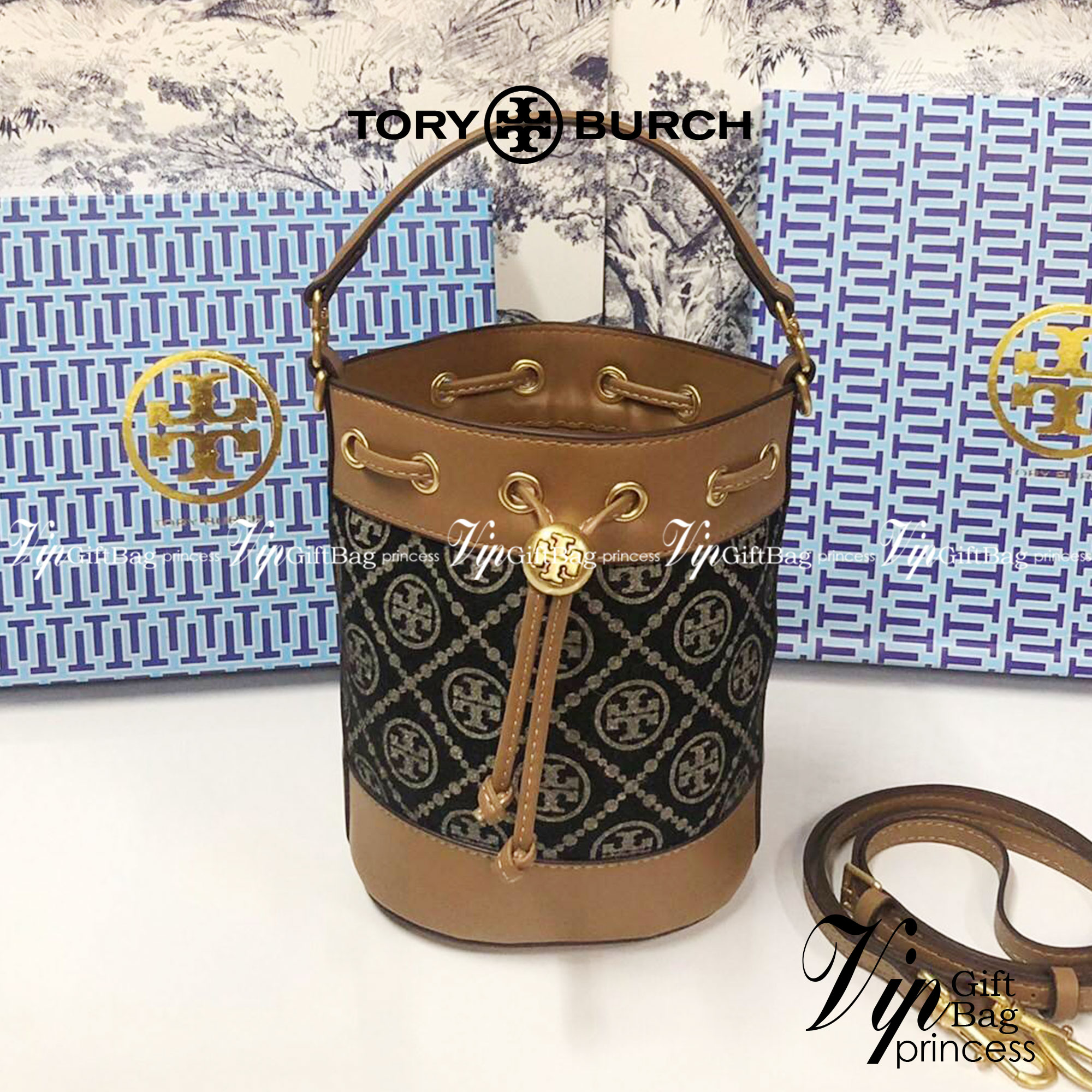 Mini : Tory Burch T Monogram Chenille Bucket Bag เปิดตัวอีกหนึ่งรุ่นกับกระเป๋าลาย T MONOGRAM รุ่นใหม่ล่าสุดจาก TORY BURCH พลาดไม่ได้กับโลโก้สุดคลาสสิก ลวดลาย T Monogram คือวัสดุ chenille หรือที่เรียกว่า ด้านไหมกำมะหยี่ มารังสรรค์ลงบนกระเป๋าBucketใบนี้ เป็