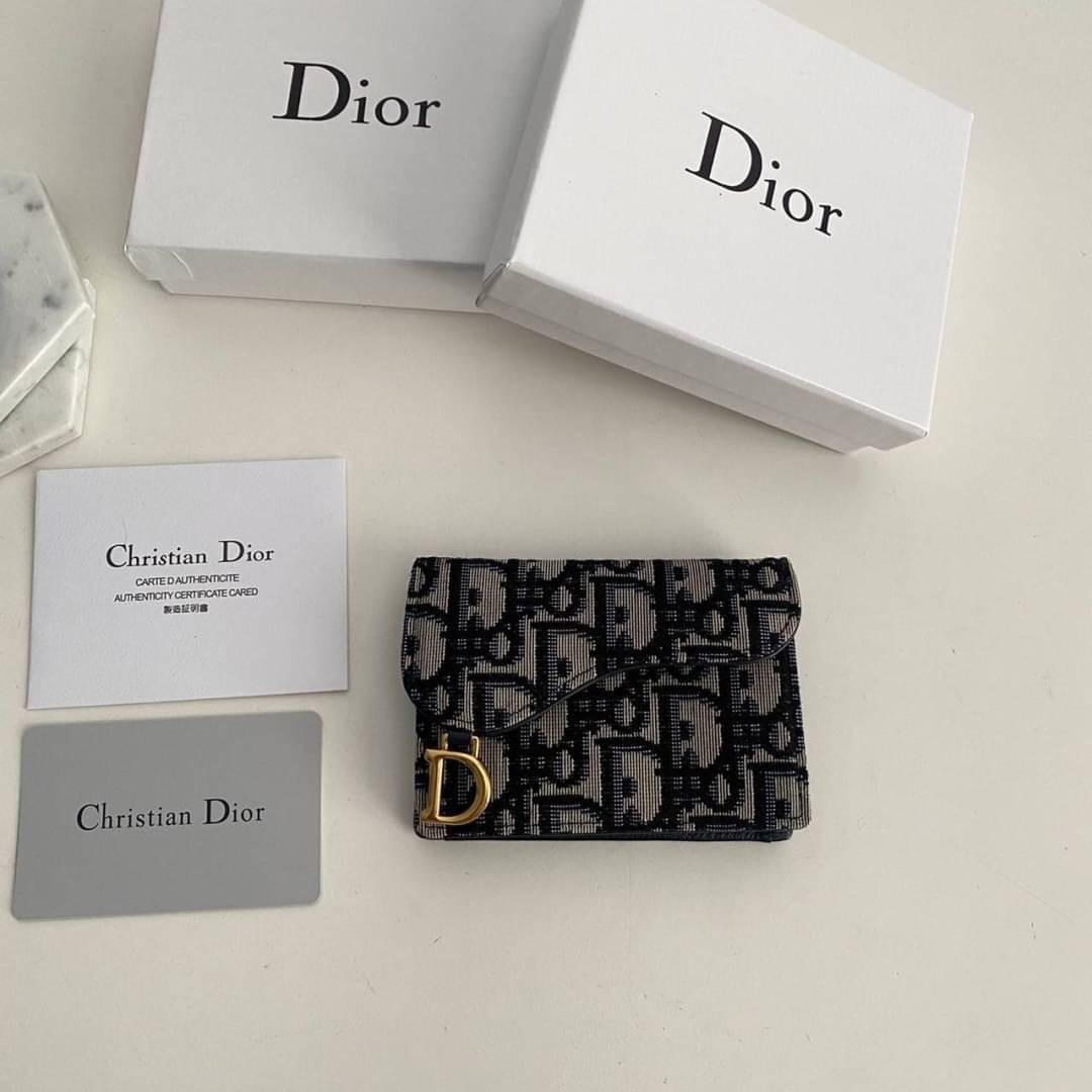 DIOR Wallet / DIOR SADDLE FLAP CARD HOLDER กระเป๋าใส่เหรียญใส่การ์ดงานหนังแท้และผ้าแจ็คการ์ด อะไหล่ทอง มาพร้อม กล่อง ถุงผ้า ถุงกระดาษ พร้อมส่งที่ไทย ภาพสินค้าถ่ายจากงานขายจริง ใช้งานต่างประเทศได้