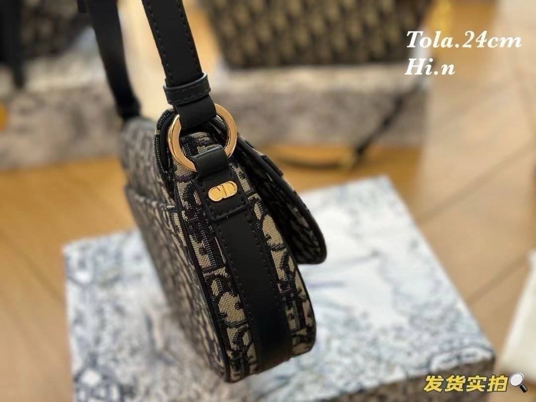 DIOR Small CD Besace Bag กระเป๋าสะพายทรงสวย ดีไซน์โลโก้โดดเด่นและหรูหรา ผ้าแจ็กการ์ดสวยเด่นเป็นเอกลักษณ์ ดีเทลดูดีมีกิมมิคในตัว สะพายทำงาน ไปเที่ยว ไปเดท ได้ทุกโมเมนต์ เป็นไอเท็มที่ควรมีไว้ติดบ้านอีกใบเลยน้า