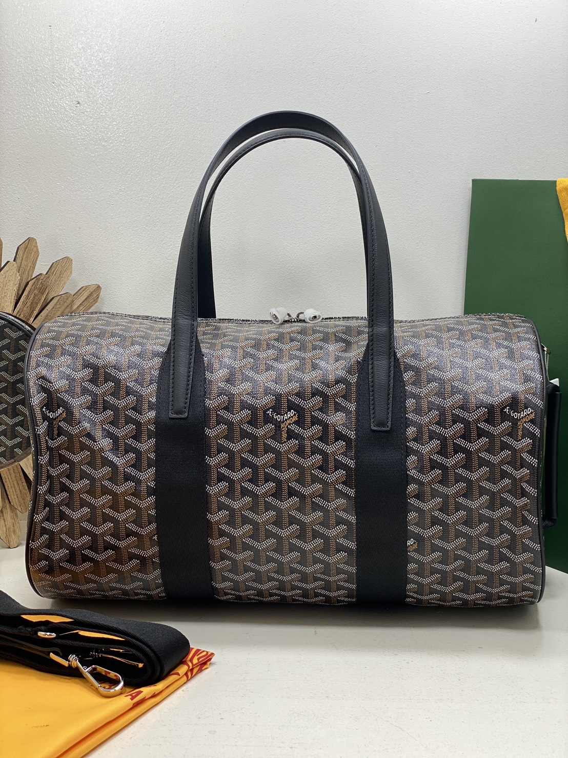 ORI หนังแท้ | Goyard Barrel 40 Sports Bag กระเป๋าสะพายทรง Keepall ใบใหญ่ ดีไซน์สปอร์ต ภายในโล่งกว้าง จุของได้เยอะ มีหูจับด้านบน เพิ่มฟังชั่นหูหิ้วด้านข้าง สะดวกใช้งาน