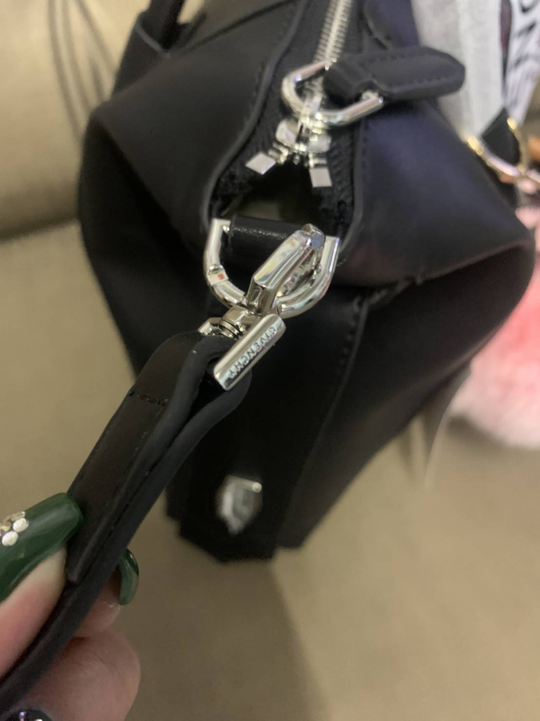 Givenchy Antigona Soft Small Leather Bag เข้ารอบใหม่ ราคาดีต่อใจ .. ไม่มีไม่ได้แล้ว! กระเป๋ารุ่น Iconic อย่าง Antigona Soft รุ่น "Classic" **มาพร้อมผ้าผูกโบว์ น่ารักมากมาย ประดับด้วยสัญลักษณ์ของแบรนด์ Givenchy ด้านหน้า **อะไหล่เงิน ไอเท็มยอดฮิตท