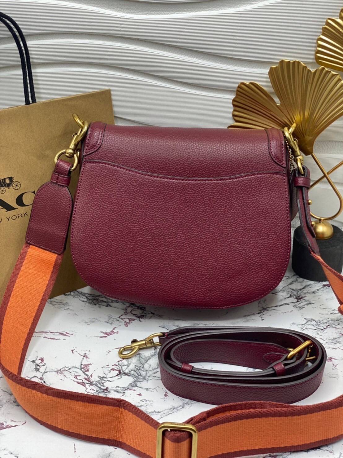 COACH BEAT SADDLE BAG WITH HORSE AND CARRIAGE C0747 ฮอตไฟลุก! สีหายาก ละมุนคุณหนู คอลเลคชั่นใหม่ ดีไซน์หรูหรา พิเศษมากๆมาพร้อมสายสะพาย 2 เส้น ใช้คู่กันหรือแยกสะพายก็สวยครบสูตร กระเป๋าสะพายทรง saddle คลาสสิค เปิด-ปิดด้วยกระดุมแน่นหนา ภายในเป็นช่องโล่ง ใส่ข