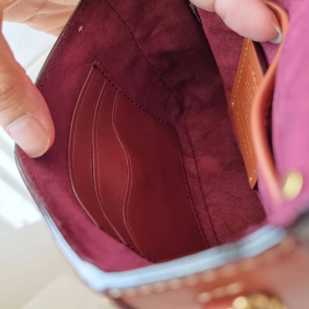 COACH C2462 MADISON SHOULDER BAG 16 IN SIGNATURE CANVAS WITH RIVETS (B4NQ4) กระเป๋าสะพายข้าง ไซส์กะทัดรัด พกพาง่าย น้ำหนักเบา ดีไซน์สวย โดดเด่นด้วยตัวล็อครูปดอกไม้ สีสันตกแต่งตัดกันกับลายซีอย่างลงตัว วัสดุหนังแคนวาสเคลือบลาย ภายในแบ่งสัดส่วนให้อย่างดี มาพ