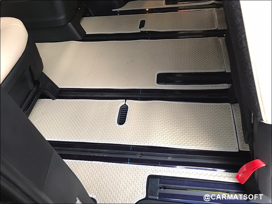 พรมปูพื้นรถยนต์ HYUNDAI STARIA 2021 ยางปูพื้นรถยนต์ ลายกระดุมเม็ดเล็ก สีครีม เข้ารูป เต็มคัน