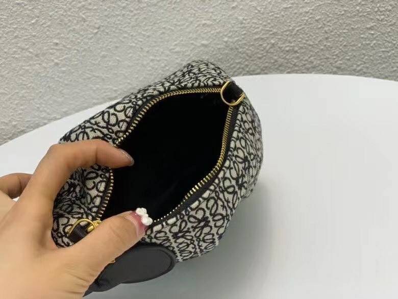 LOEWE Mini Canvas Anagram Jacquard Elephant Bag คอลเลคชั่นใหม่ล่าสุด น้องช้างไซส์มินิน่ารักมากมาย งานแบรนด์หรูจากประเทศสเปน โลเอเว่ (LOEWE) กระเป๋ารูปทรงช้างเป็นเหมือนหนึ่งในซิกเนเจอร์ของแบรนด์ ดีไซน์คงเอกลักษณ์วัสดุ Anagram Canvas Jacquard Fabric ผสมผสาน