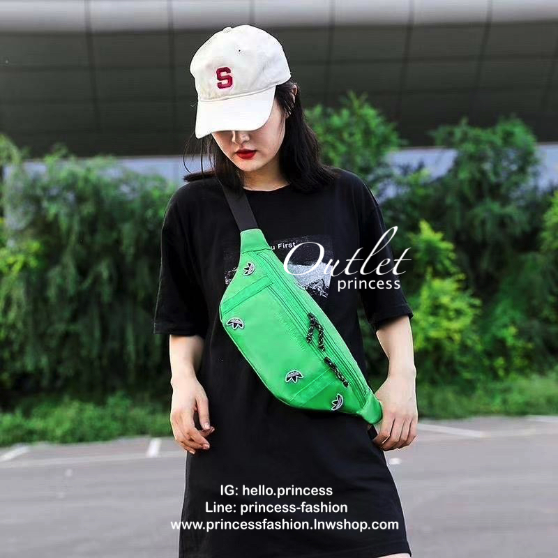 Adidas Originals By Alexander Wang Logo Bum Bag กระเป๋าสไตล์คาดอกแบบออริจินัล ที่ออกแบบลวดลายสีสันโดย คุณแวง ดีไซเนอร์ชื่อดังที่ถือว่าหน้าใหม่ไฟแรง ด้วยอายุที่เพียงน้อยนิด ตัวกระเป๋าปักโลโก้เป็นsignature ของอาดิดาสรอบใบ วัสดุผ้าไนล่อน น้ำหนักเบา มีช่องซิป