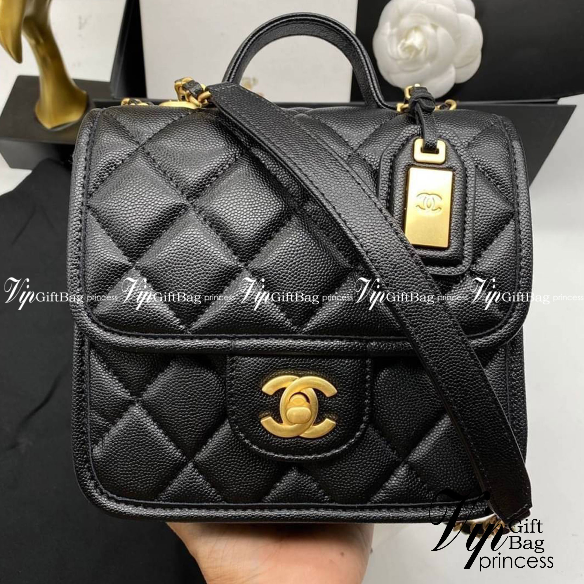 Chanel Mini Handle Flap bag / Chanel mini square flap bag with handle “school memory bag” เกรดออริจินอล กระเป๋าสะพายทรงเหลี่ยมมาใหม่ พร้อมหูหิ้วด้านบน งานหนังสวยมาก เปิดด้านหน้า หนังคาเวียร์ลายคลาสสิค รุ่นยอดนิยมไอเท็มฮิต