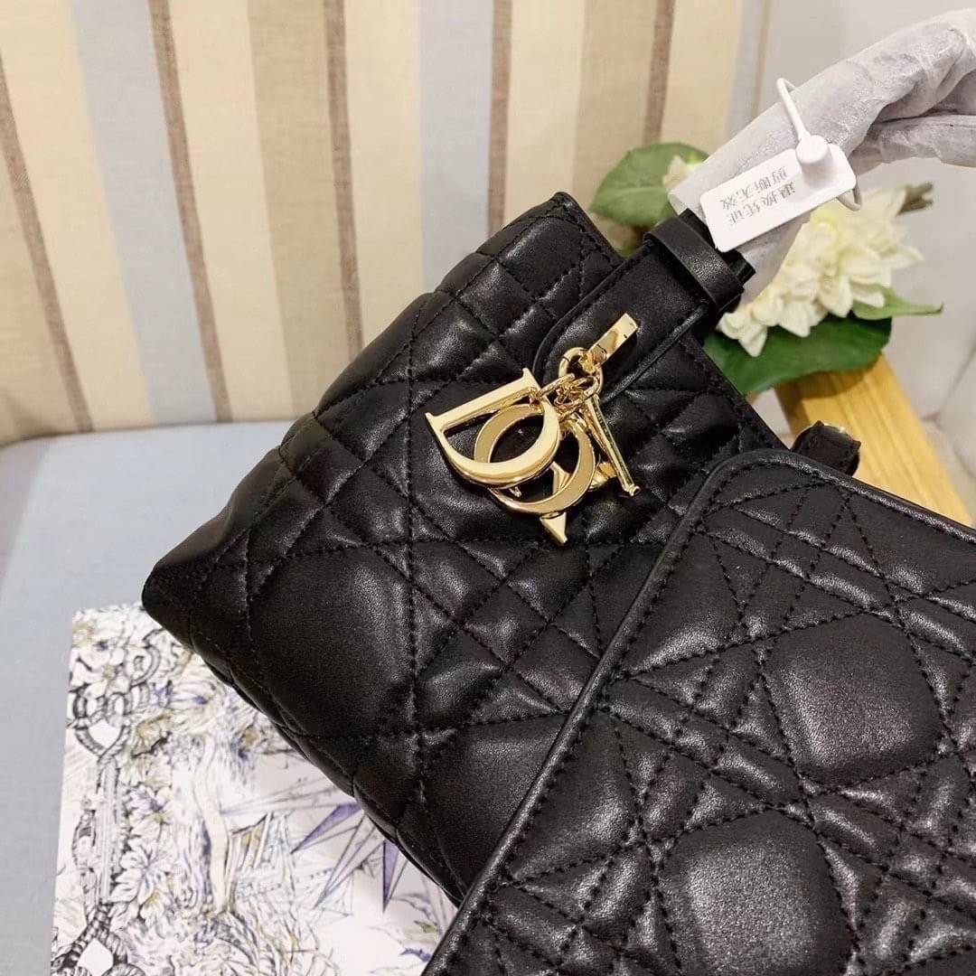 Small Dior Toujours Bag กระเป๋าสะพายทรงโท้ท พร้อมใบลูกเข้าเซ็ท ดีไซส์เรียบหรูทันสมัย ภายในโล่งกว้างมาก จุของได้เต็มที่ รูปทรงคลาสสิค หนังสวย หรูหราเกินเบอร์