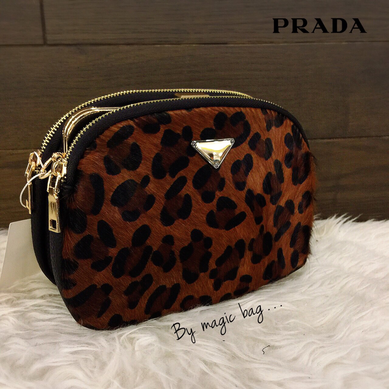 💕PRADA💕 กระเป๋าคลัชท์&สะพายข้าง อะไหล่ทอง เงา สวย เปิดใช้งานง่าย มาพร้อมสายยาว และป้าย PRADA นะคะ ขนนิ่ม น่าใช้มากๆ สีสวยทุกสี งานดี เกรดพรีเมี่ยม มี 3 สี ดำ แดง ลายเสือ Size 9x7 "