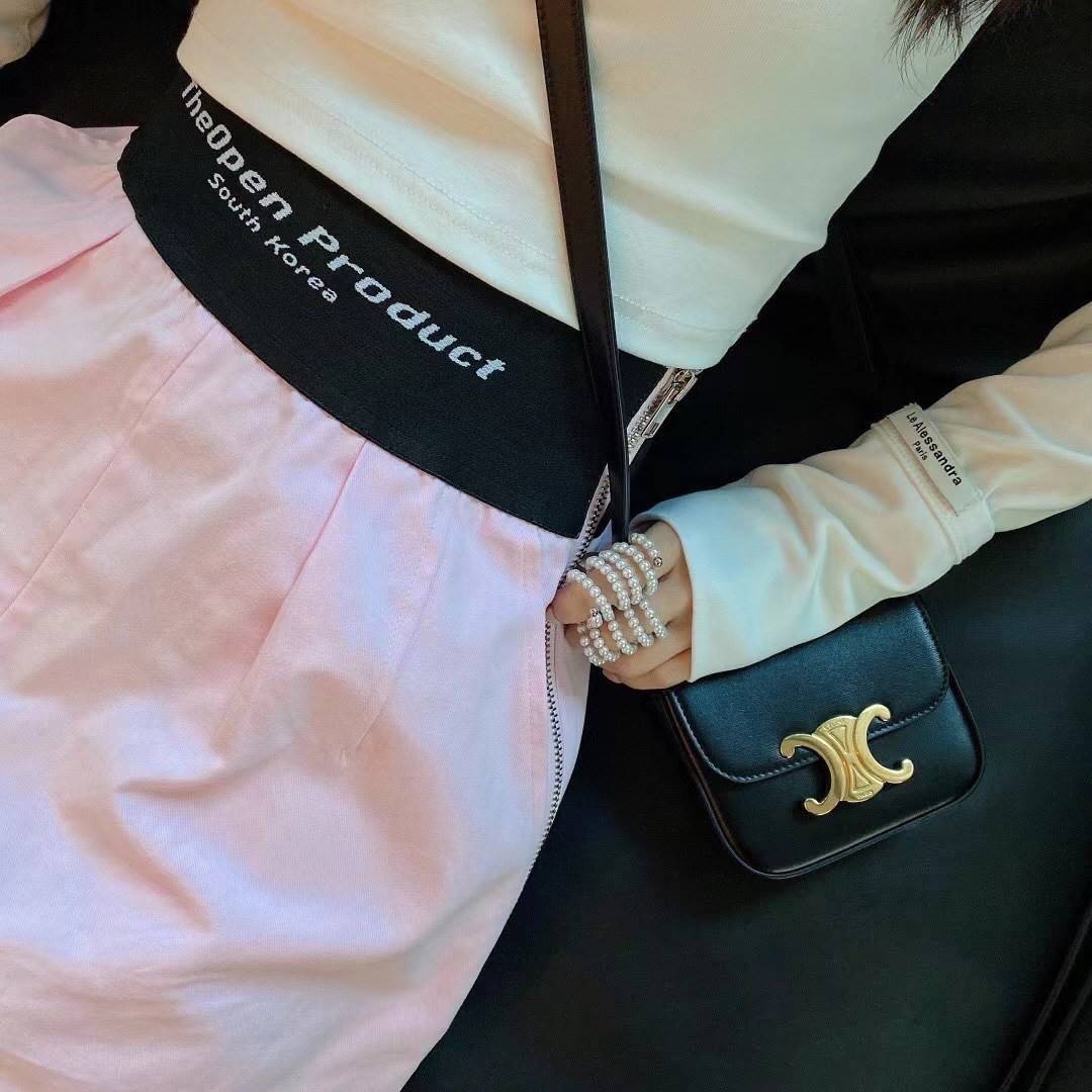 CELINE MINI TRIOMPHE IN TRIOMPHE CANVAS กระเป๋ามินิทรงชิค ดีไซน์รูปกล่องสุดแสนมินิมอล สามารถสะพายแบบ Crossbody และยังเป็น Belt Bagได้อีกด้วย วัสดุแคนวาสลาย Triomphe แบบไม่มีตกยุค ด้านหน้าโดดเด่นด้วยโลโก้สีทอง เป็นอีกหนึ่งตัวเลือกให้คุณเลือกสะพายในชีวิตประ