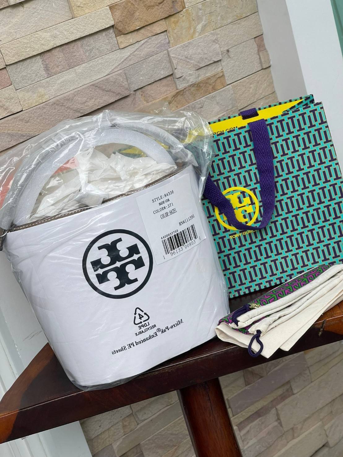 Tory Burch T Monogram jacquard bucket bag เปิดตัวกระเป๋า T MONOGRAM รุ่นใหม่ล่าสุดจาก TORY BURCH ครั้งแรกกับโมโนแกรม ที่ได้รับแรงบันดาลใจมาจากโลโก้สุดคลาสสิก กลับมาอีกครั้งในรูปแบบของ ลวดลาย T Monogram ที่ผสมผสานความร่วมสมัยเข้ากับความเป็นเอกลักษณ์ของแบรน