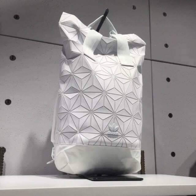 Adidas 3D Roll Top Backpack กระเป๋าเป้ Unisex ดีไซน์สุดฮิตสไตล์ ISSEY MIYAKE ใช้ได้ทั้งชายและหญิง เปิดปิดแบบ Roll Top ด้านหน้ามีโลโก้ ด้านหลังมี1ช่องซิป หัวซิปตีแบรนด์2ฝั่งตามคอลเลคชั่นY2018สวยดูดีใบใหญ่กำลังดีน้ำหนักเบา ภายในกว้างและจุ มีโลโก้ ช่องซิปช่อ