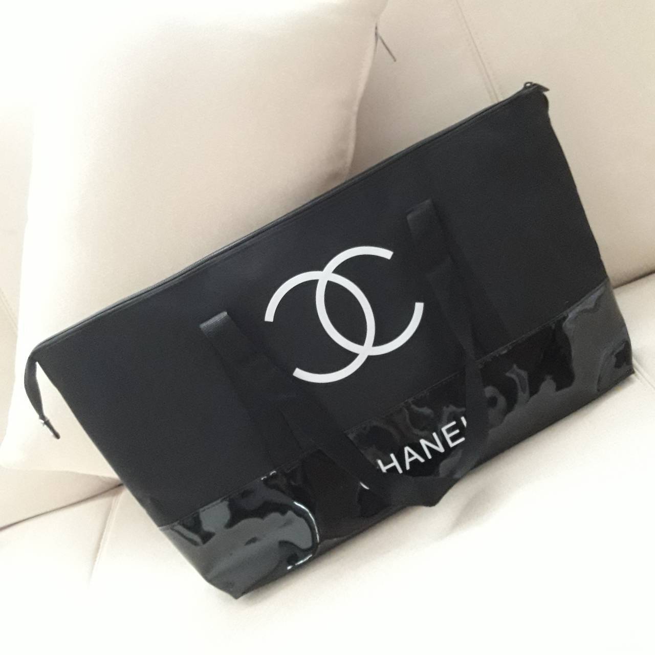 งานพรีเมี่ยมกิ้ฟ จากเคาเตอร์ต่างประเทศนะคะ 🎄🎄 New! กระเป๋าใบใหญ่ทรง Tote จากแบรนด์ Chanel VIP gift Bag ของแท้ 100% ทำจากผ้าหนา Polyester ฐานล่างกระเป๋าทำจากหนังแก้วผิวมันเงา สวยหรู สกรีนโลโก้ชาแนลหน้าหลัง หัวซิปปั้มโลโก้ ด้านในเป็นช่องกว้า