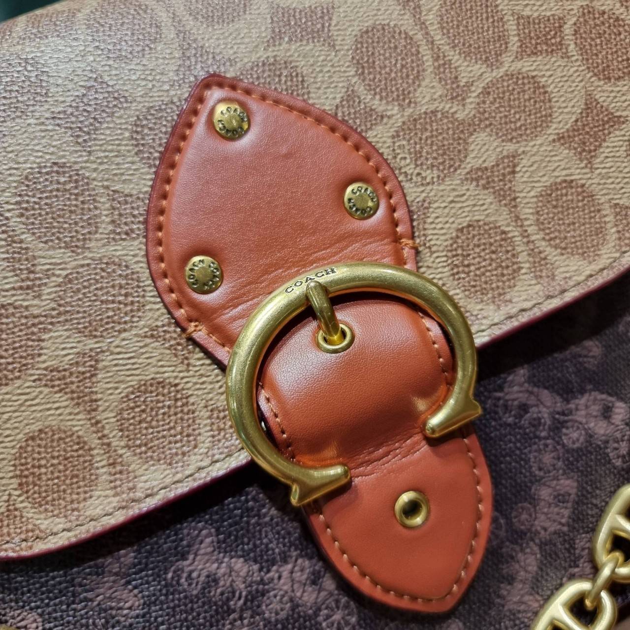 COACH C2418 BEAT SHOULDER IN SIGNATURE CANVAS WITH HORSE AND CARRIAGE PRINT กระเป๋าสะพายดีไซน์เลิศสุดหรู ปังกับดีเทลที่สุดใบนี้ เพราะมาพร้อมสายถึง 3 แบบ สลับใช้ไปรัวๆ หลากหลายไม่จำเจ สวยได้ทุกวัน เปิด-ปิดด้วยกระดุมแน่นหนา ภายในเป็นช่องโล่ง แบ่งสัดส่วน ใส่