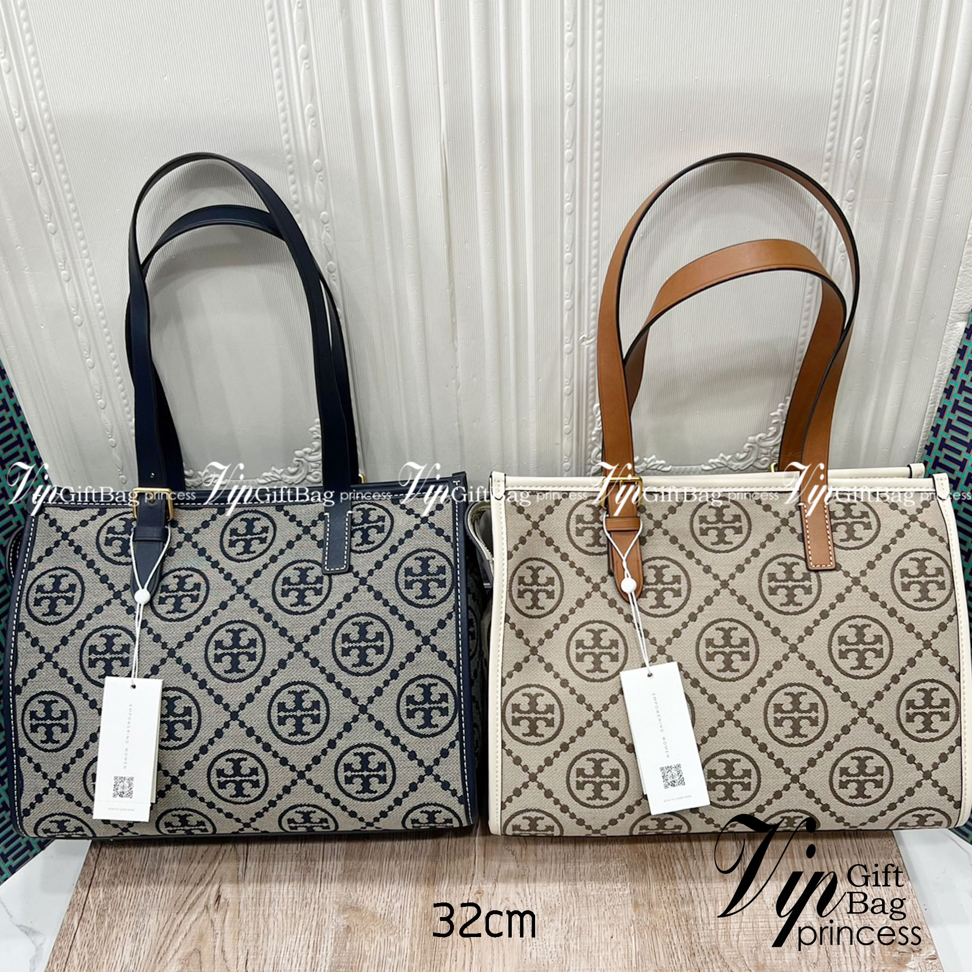 Tory Burch Small T Monogram Tote / TORY BURCH Shopper Tote Bag 32cm ใบใหญ่ กระเป๋าทรงโท้ท รุ่นใหม่ Square Tote ตกแต่งขอบด้วยหนังหรู มาพร้อมช่องเก็บของที่จุของได้มากมาย และสายจับกระเป๋าที่สามารถสะพายขึ้นไหล่ เหมาะสำหรับการใช้งานหลากหลายรูปแบบ รังสรรค์ลงบนก