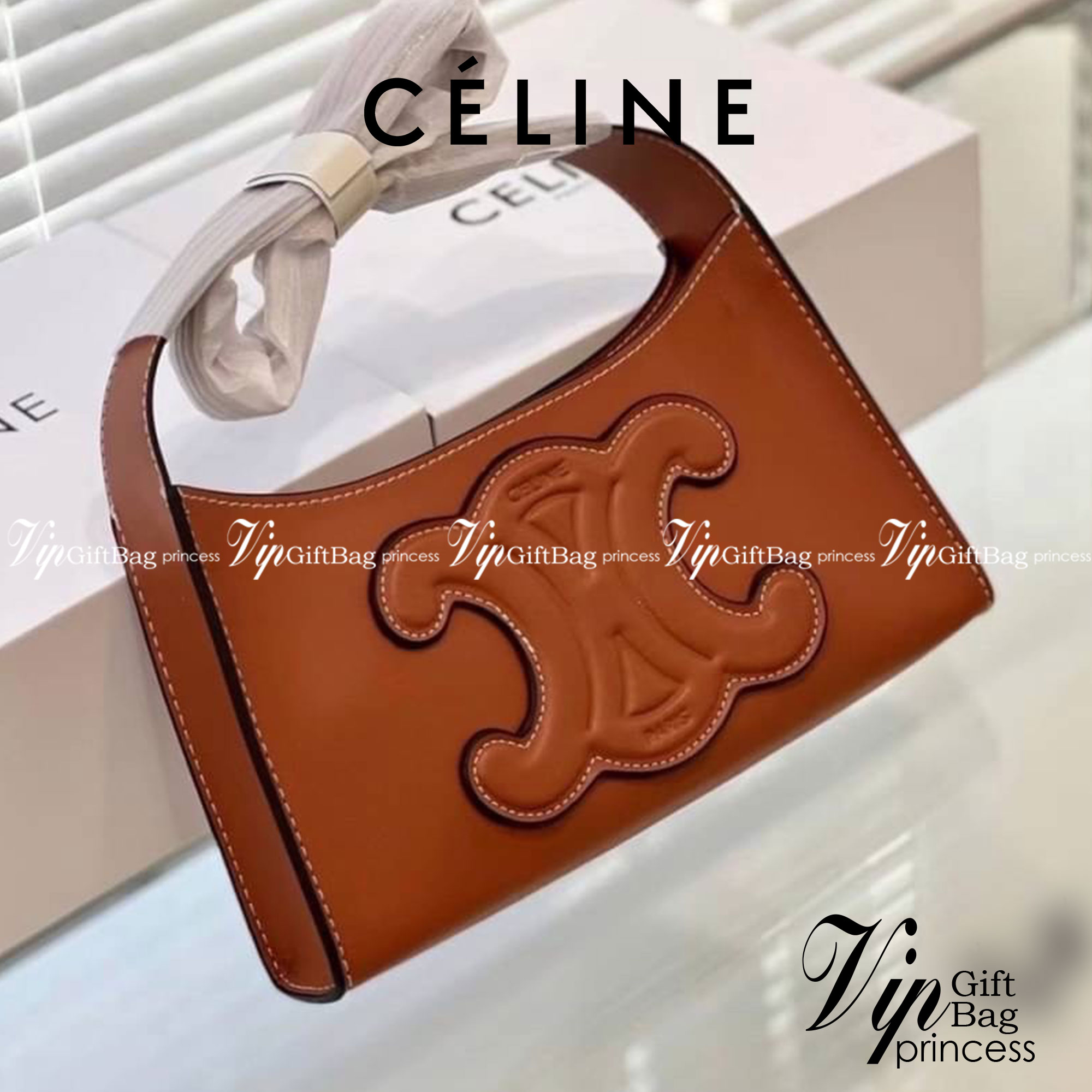 CELINE TRIOMPHE SHOULDER BAG กระเป๋าสะพายไหล่ดีไซน์เรียบหรูและดูทันสมัย ให้คุณเลือกสะพายในชีวิตประจำวันเข้ากับการแต่งตัวสบาย ๆ หรือจะสะพายออกงานปาร์ตี้สังสรรค์ก็ช่วยให้คุณดูโดดเด่น มีรูปทรงที่ดูแข็งแรงจึงไม่เสียรูปทรงแม้ใส่ของจำนวนมากก็ตาม รุ่นใหม่ ซิปบน 