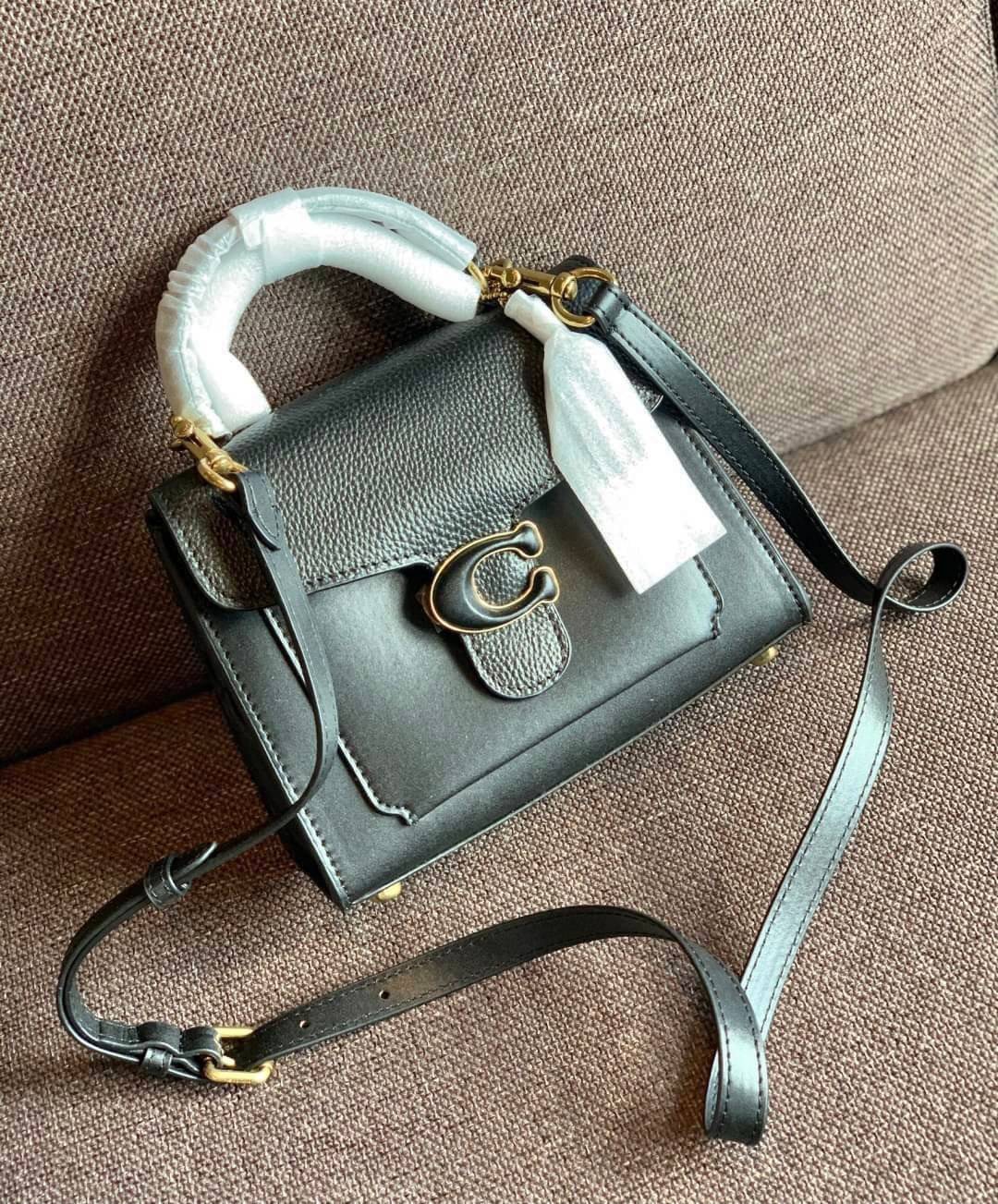 COACH TABBY TOP HANDLE 20 พร้อมส่งที่ไทยค่ะ! กระเป๋าหิ้ว//สะพายข้างได้ หนังแท้อย่างดี กหนึ่งใบทำหนังสองลายได้อย่างสวยงาม พร้อมโลโก้รุ่นใหม่ล่าสุดดูดีมากๆค่ะ เปิดปิดกระเป๋าแบบกดล็อค ภายในมีช่องหลักสองช่อง ใส่มือถือได้ทุกรุ่น;กระเป๋าเงินใบกลางได้;ของจำเป็นจ