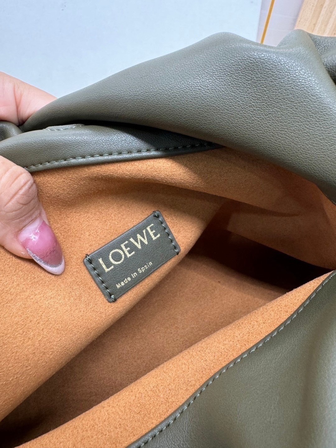 ORI หนังแท้ | Medium Loewe Flamenco purse in mellow nappa leather 30cm กระเป๋าสะพายทรงคลัช เรียบหรูดูแพง เรียบง่ายใช้งานสะดวก หนังแนปป้าให้สัมผัสนุ่มสบายผิว มาพร้อมสายสะพายร้อยห่วงหรูหรา