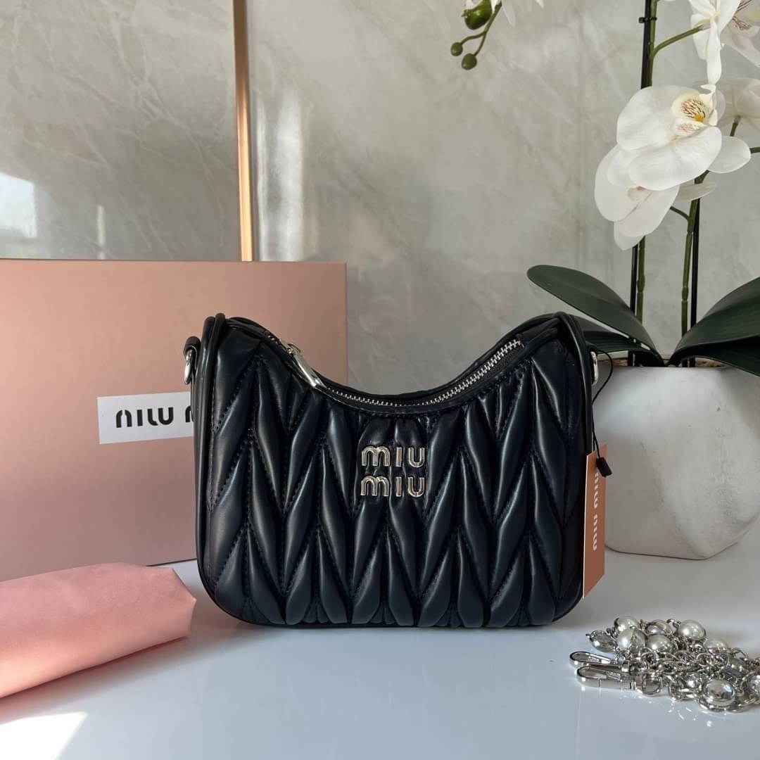 MIU MIU matelasse nappa leather shoulder bag กระเป๋าสะพายข้าง สายสะพายประดับไข่มุกและคริสตัล ให้ความละมุม ลุคคุณหนูน่ารักสุดๆคะ