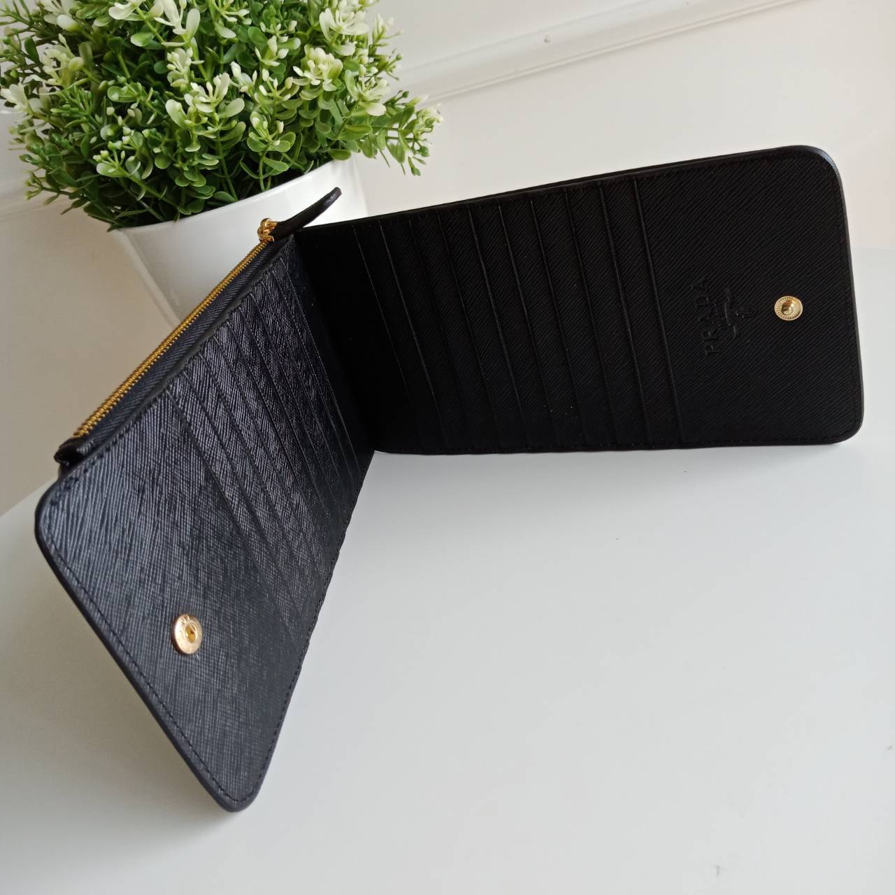 Best Seller รุ่นขายดีเว่อร์วัง♡♡ **สำหรับคนชอบใส่บัตรเยอะ แนะนำรุ่นนี้คะ งานพรีเมี่ยมกิ้ฟท์จากเค้าเตอร์ต่างประเทศ กลับมาพร้อมส่งครบสี อีกครั้งค่า กระเป๋าสตางค์ทรงสวย สะดุดตา หนังสัมผัส Safiano จากแบรนด์ PRADA มีช่องใส่นามบัตรมากถึง 16 ช่อง ด