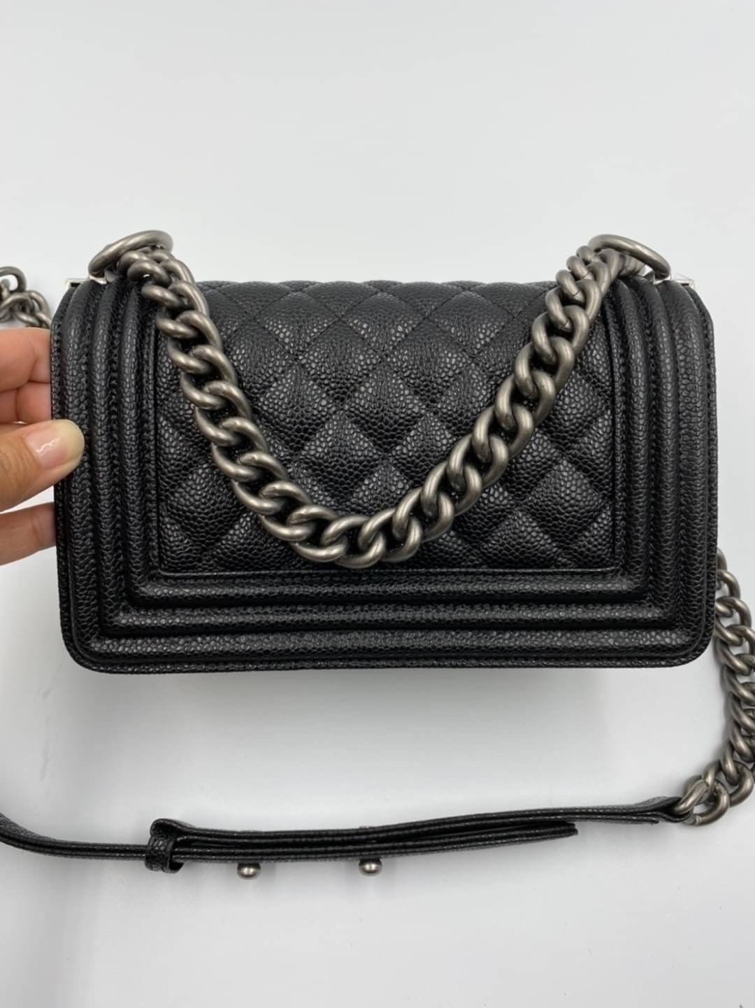 VIP 】หนังแท้ CHANEL BOY Mini Caviar Leather Silver/Gold กระเป๋าสะพายรุ่นยอดนิยมตลอดกาล หนังคาเวียร์อย่างดี อะไหล่เงินและทองรมควัน หรูหรามาก รุ่นนี้ไม่ต้องพูดเยอะ ขายดีตลอดปีเข้าเพิ่มไม่เคยพอเลยค่าา พร้อมส่งแล้ววน้าา สาวๆ จัดด่วนค่าา