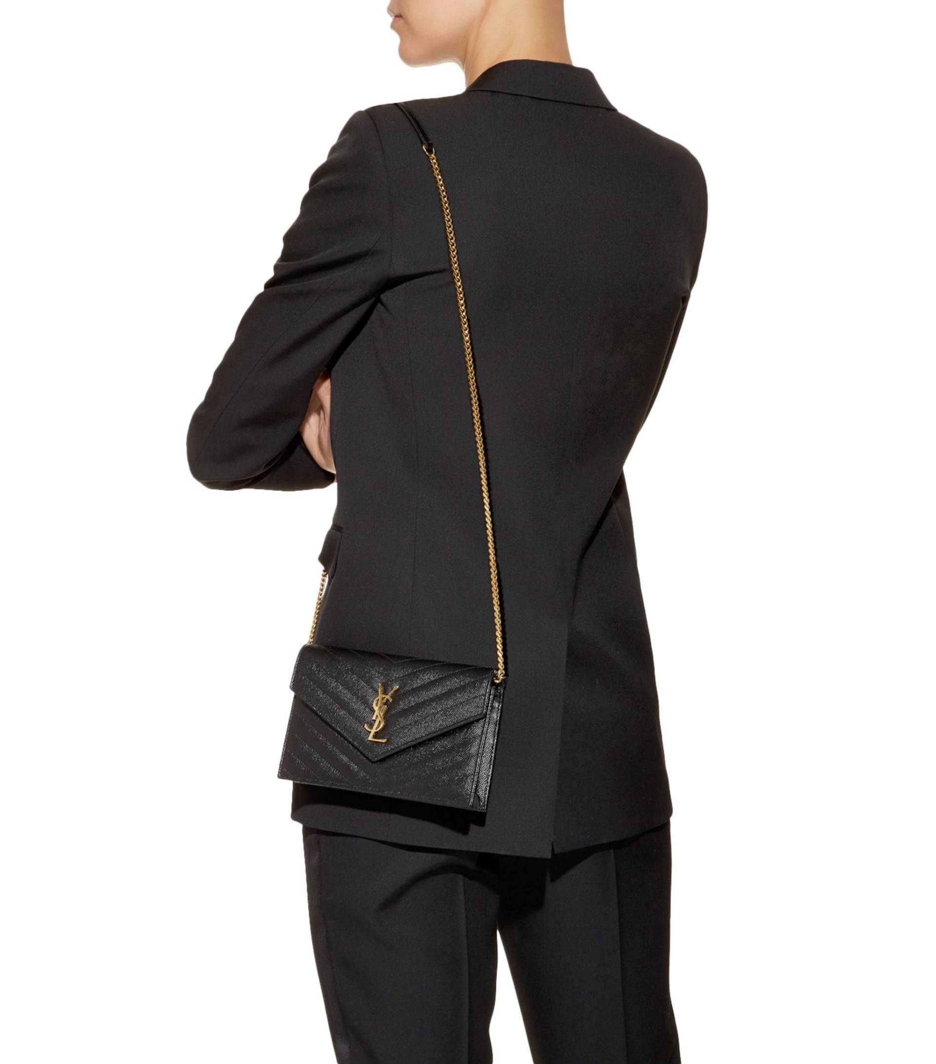 ไม่เคยผิดหวังจริงๆ!! กับรุ่นที่สาวๆรู้กัน Yves Saint laurent clutch bag with chain กระเป๋าสะพายทรง woc สุดฮอต ดีไซน์เรียบหรู โดดเด่นด้วยโลโก้ด้านหน้า เพิ่มดีเทลความผู้ดี วัสดุหนัง pepble ทนทาน ใช้งานง่ายเพียงแค่เปิด-ปิดด้วยกระดุมแม่เหล็ก ภายในแบ่งสัดส่วนไ