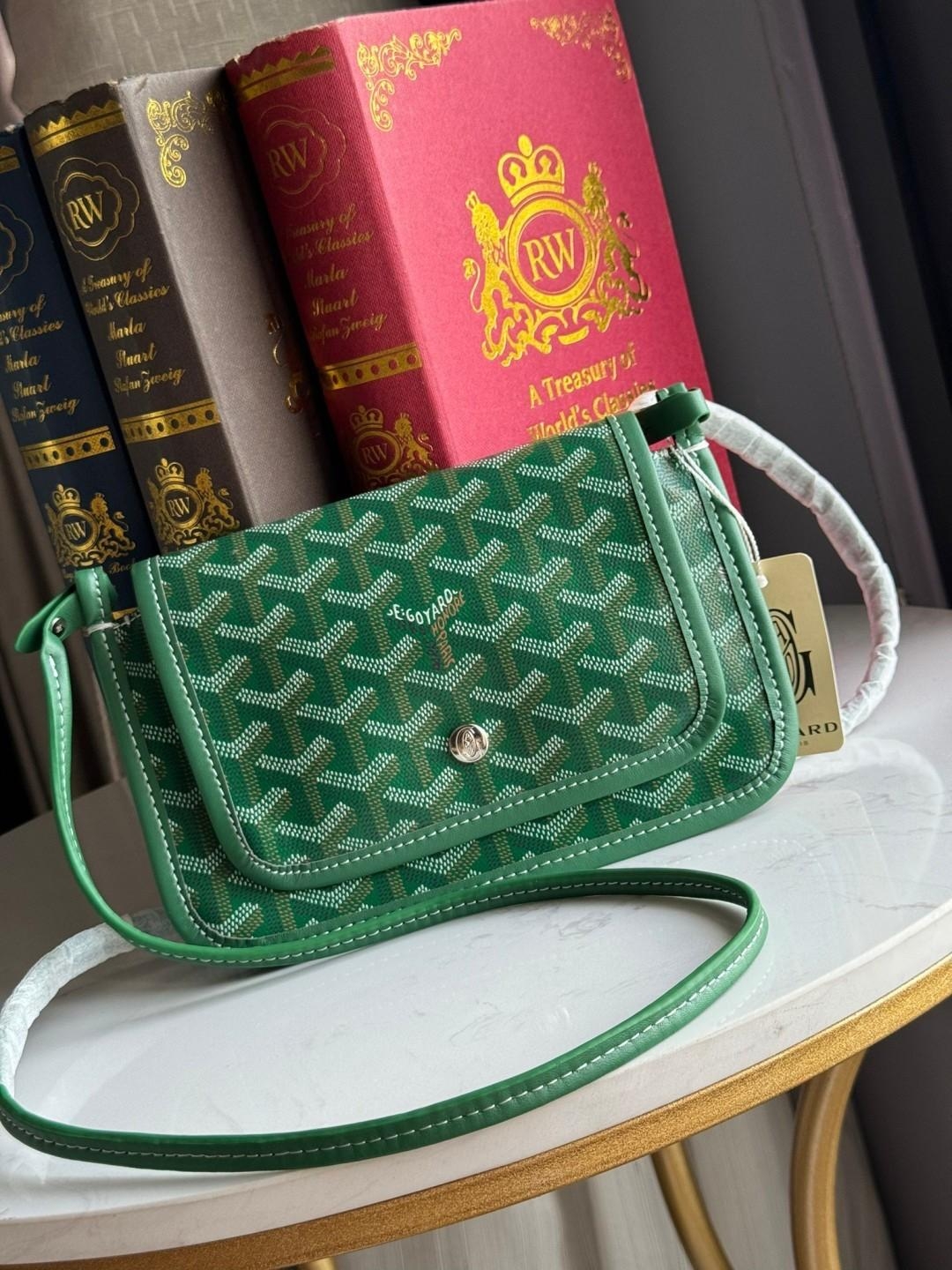 Goyard Plumet Rocket Wallet กระเป๋าสะพายใบเล็กกะทัดรัด ดีไซน์กระเป๋าสตางค์ มีช่องเพียงพอสำหรับใส่ธนบัตร เงินสด เอกสารต่าง ๆ