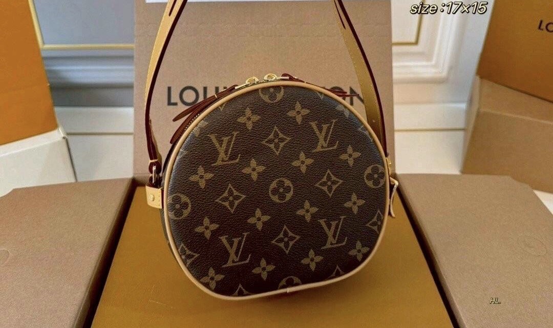 LV Mini Boîte Chapeau bag 7" กระเป๋าสะพายทรงกลม สวยหรู โดดเด่นเป็นเอกลักษณ์ตามแบบฉบับแบรนด์ เปิด-ปิดด้วยซิป รูดใช้งานสะดวก ภายในเป็นช่องโล่ง ราคาสุดคุ้มแบบนี้ ต้องมีไว้ใช้สักใบน้า!!