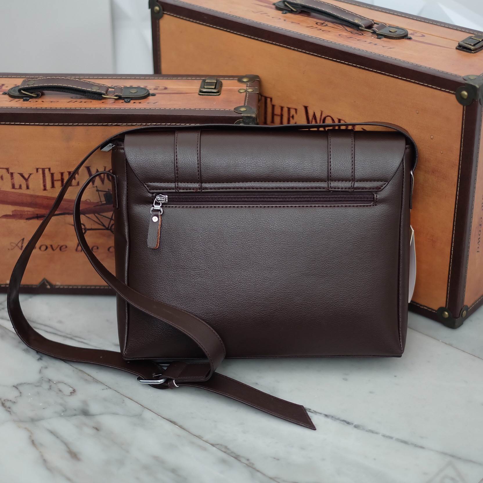 เอาใจหนุ่มๆบ้างค่า สำหรับ messenger bag หนังดี มากๆเลยน้า ลายหนังชัดสวย ใบนี้จากแบรนด์ ZARA MEN ตัวกระเป๋าขนาดกำลังดีเลยคะ สีน้ำตาลเข้มสวยมาก คลาสสิคสุดๆ มีช่องแบ่งเก็บของหลายช่องเป็นสัดส่วนมากๆคะ น้ำหนักเบา จุของคุ้ม สายยาว ปรับได้ free size สามารถสะพาย 