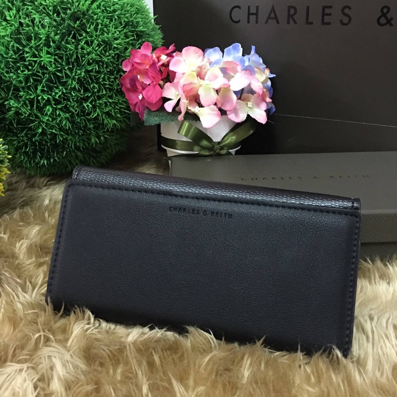 NEW Arrival! CHARLES & KEITH TURN-LOCK WALLET กระเป๋าสตางค์ใบยาวคอลเลคชั่นใหม่ล่าสุด วัสดุหนังเรียบ เปิดปิดด้วยตัวล๊อคปั้มโลโก้สวยหรู ภายในมีช่องซิปเเละช่องใส่บัตรหลายช่อง ใส่ธนบัตร เหรียญ มือถือ iphone ได้ ด้านหลังปั้มโลโก้ หัวซิปปั๊มโลโก้ Chk สวยน่าใช้ท