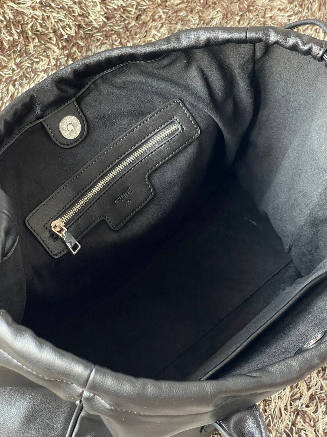 Celine cabas drawstring cuir triomphe in Smooth Calfskin / celine shopping bag เป็นกระเป๋าที่ดีไซน์คลาสสิก เรียบหรู ไม่ตกยุค โดดเด่นเพราะมีโลโก้อยู่ตรงกลาง ออกแบบมาให้ใส่ของใช้ในชีวิตประจำวัน ซึ่งคุณสามารถใช้เป็นกระเป๋าถือหรือสะพายไหล่ก็ล้วนเก๋และมีความคล